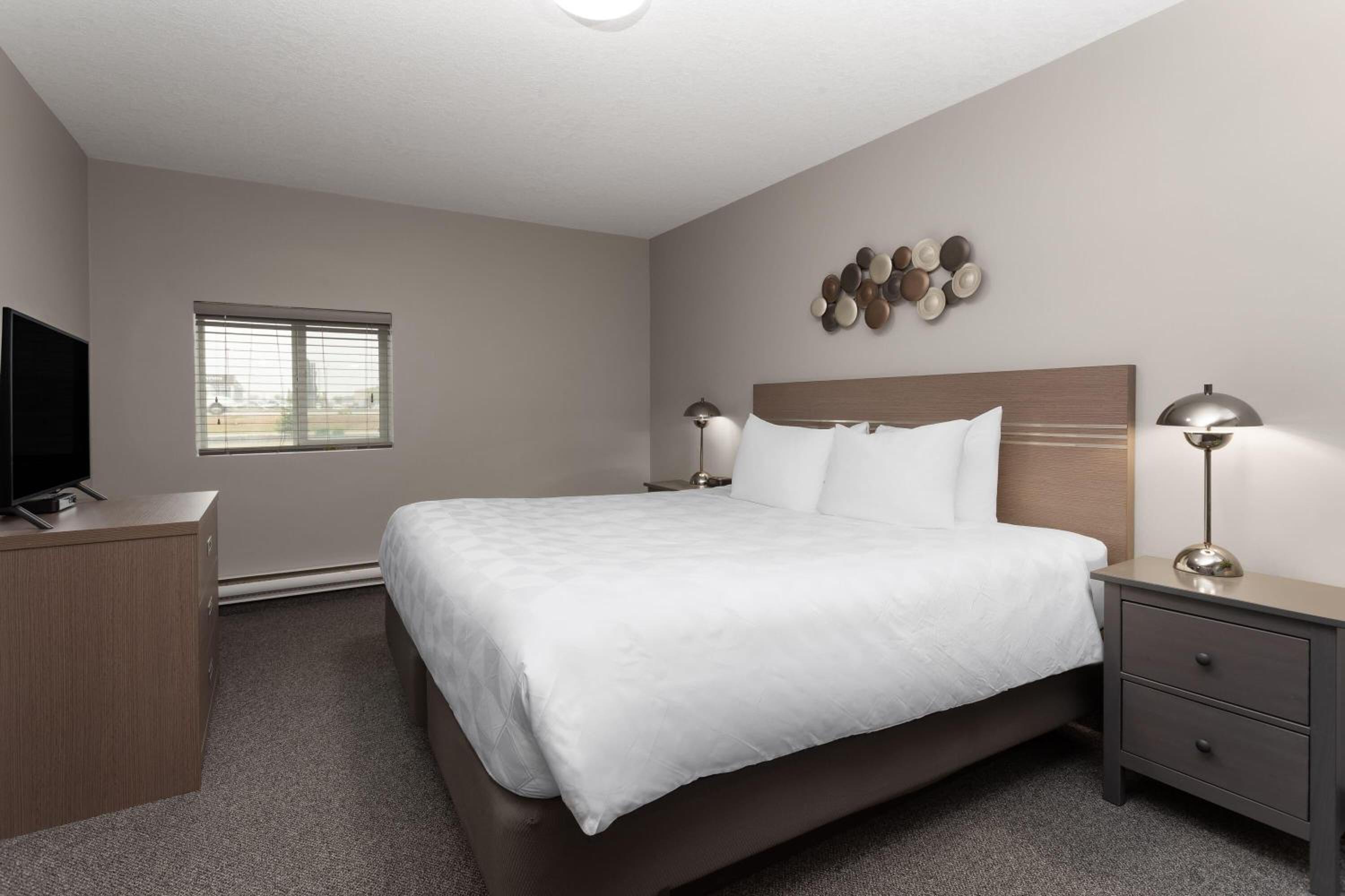 Deluxe Queen Room with Full Kitchen - Non-Smoking photo 3