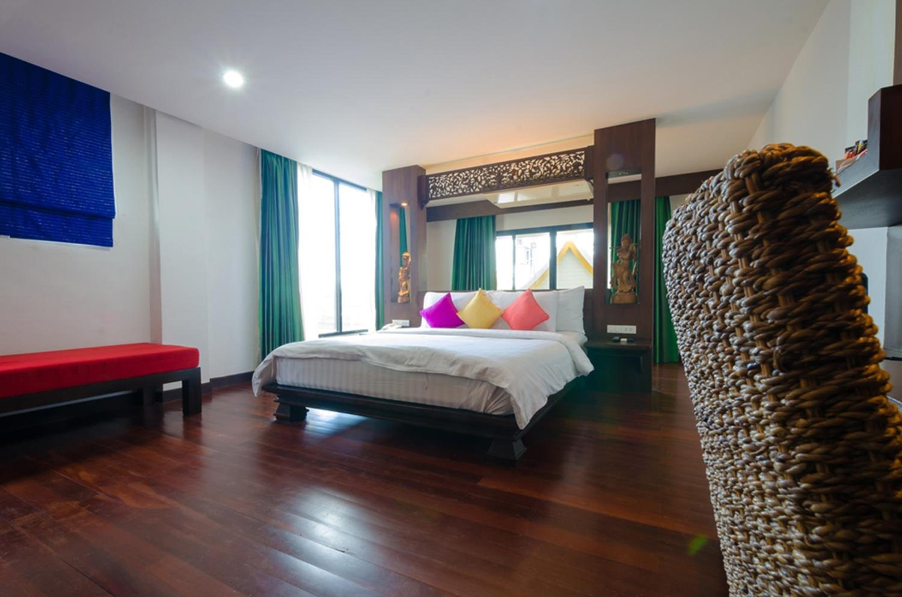 Suite - Photo 15