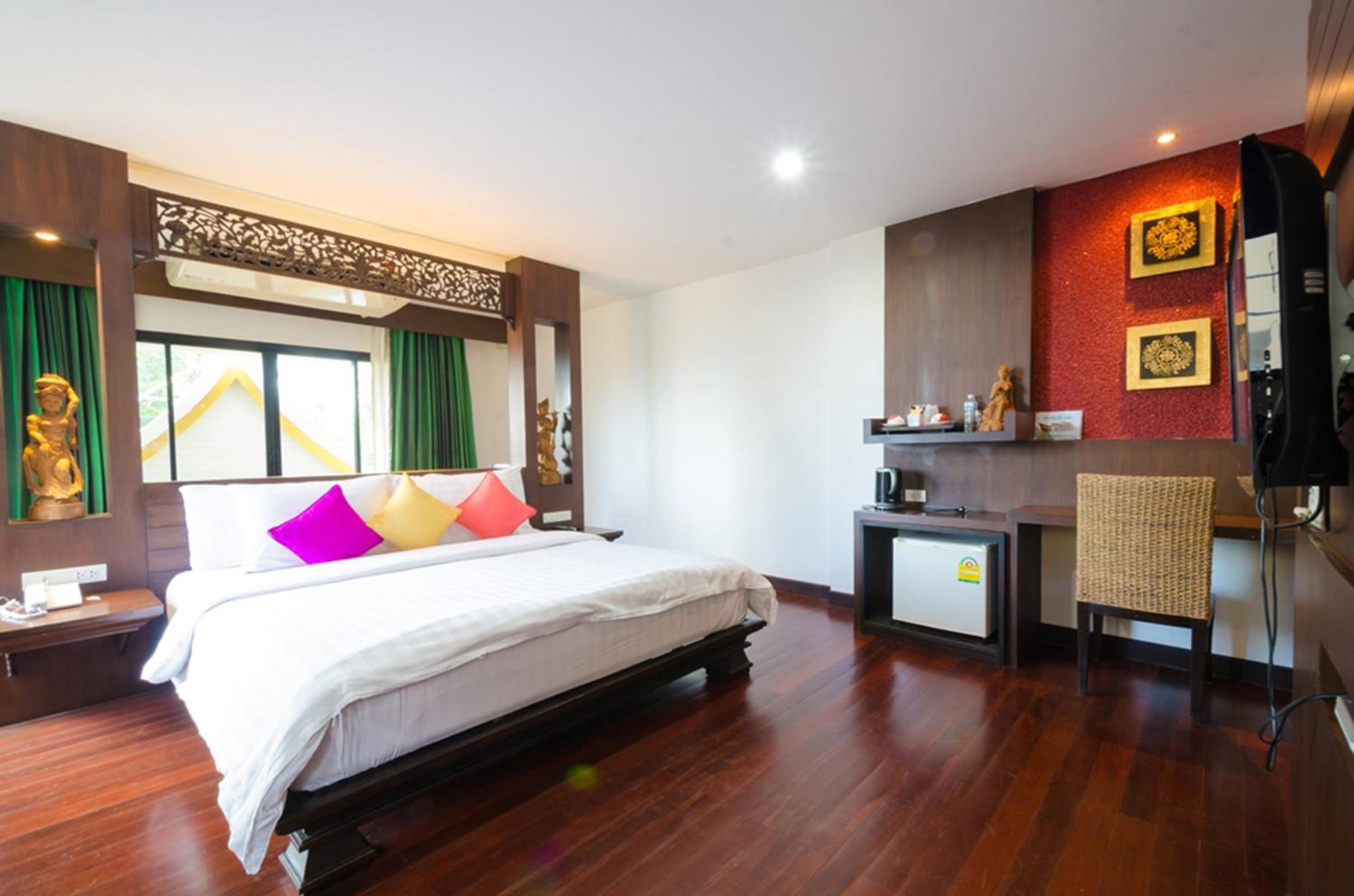 Suite - Photo 16