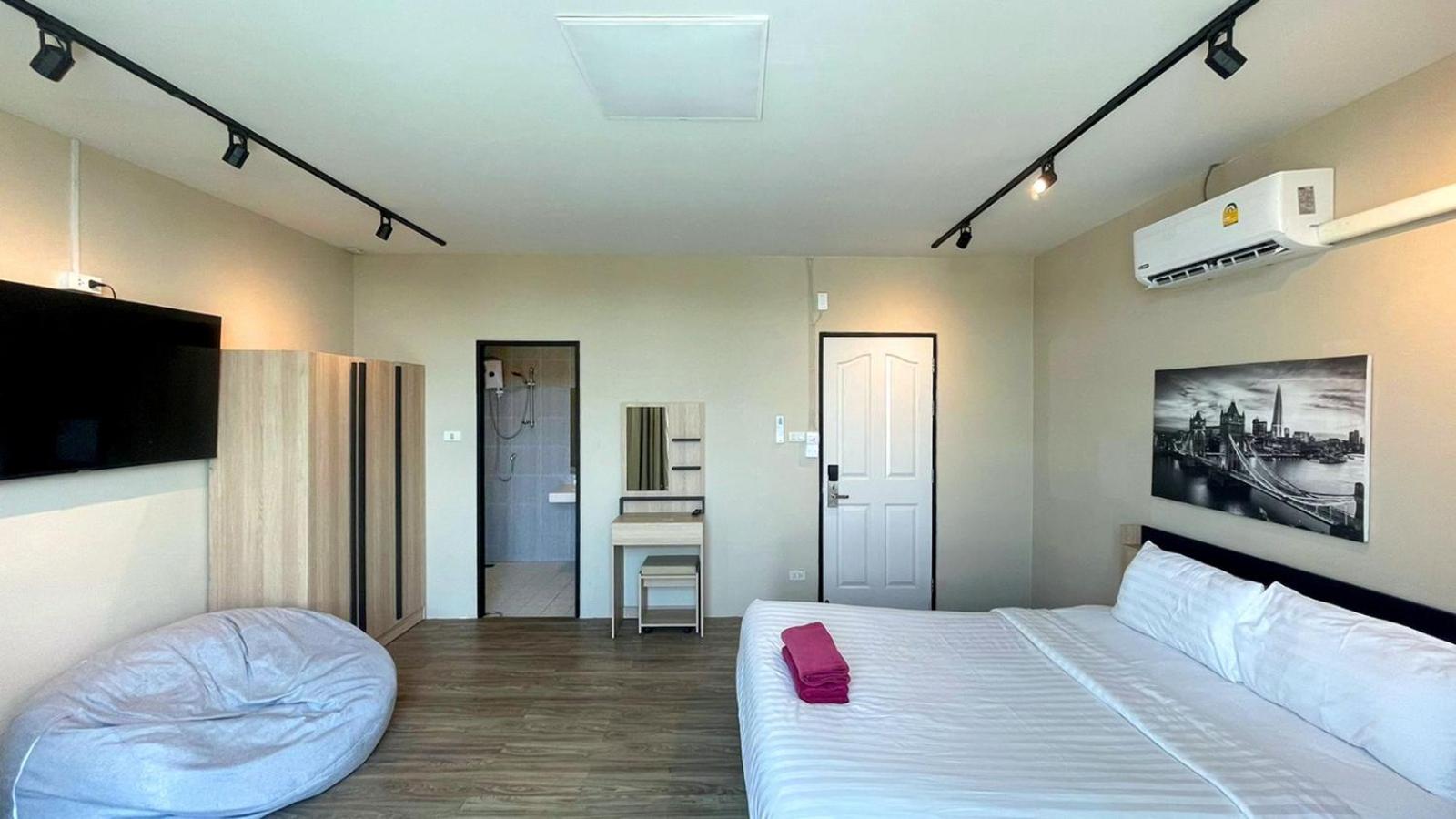 Deluxe Double Room - Photo 9
