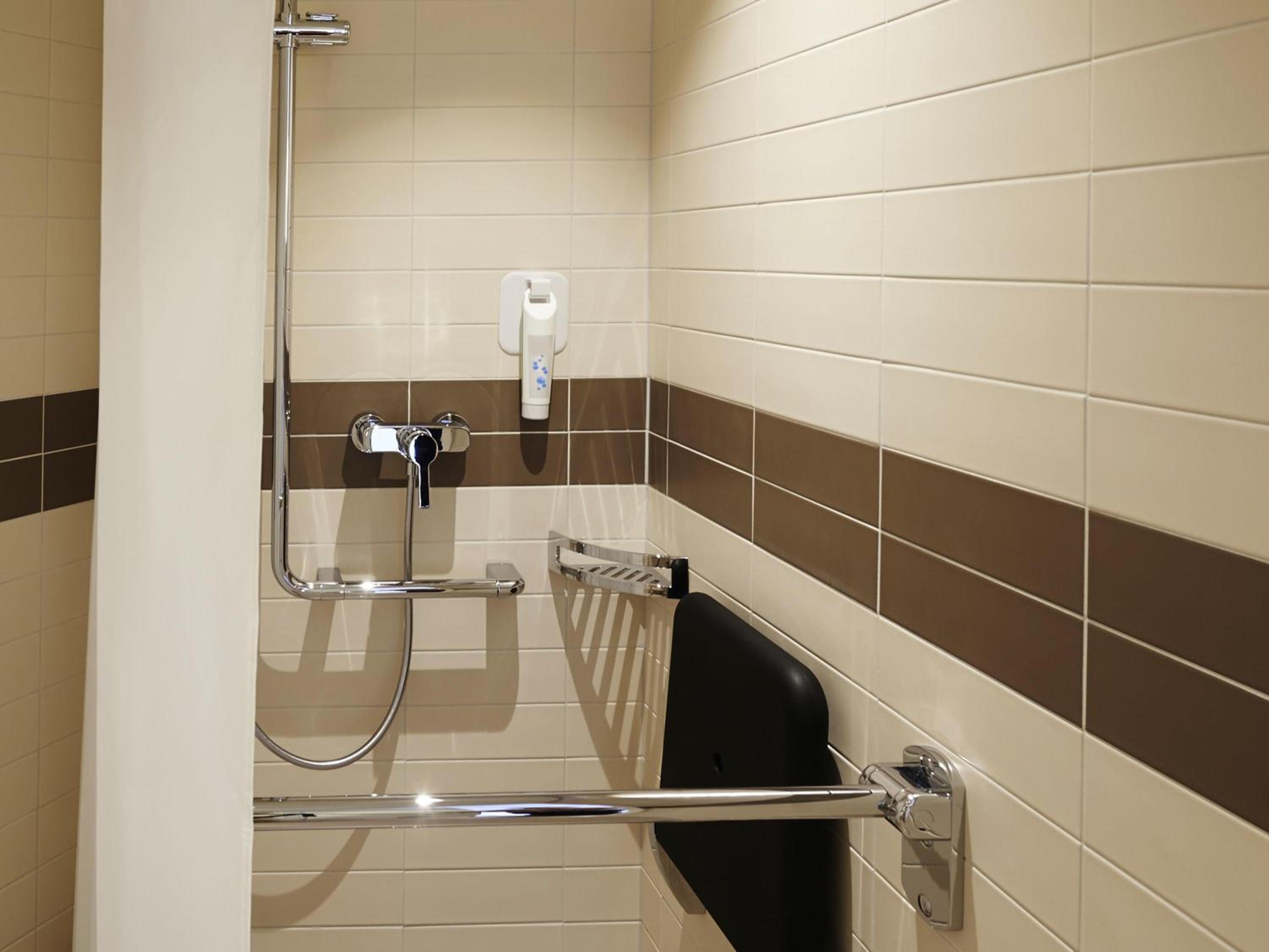 Accessible King Room photo 2