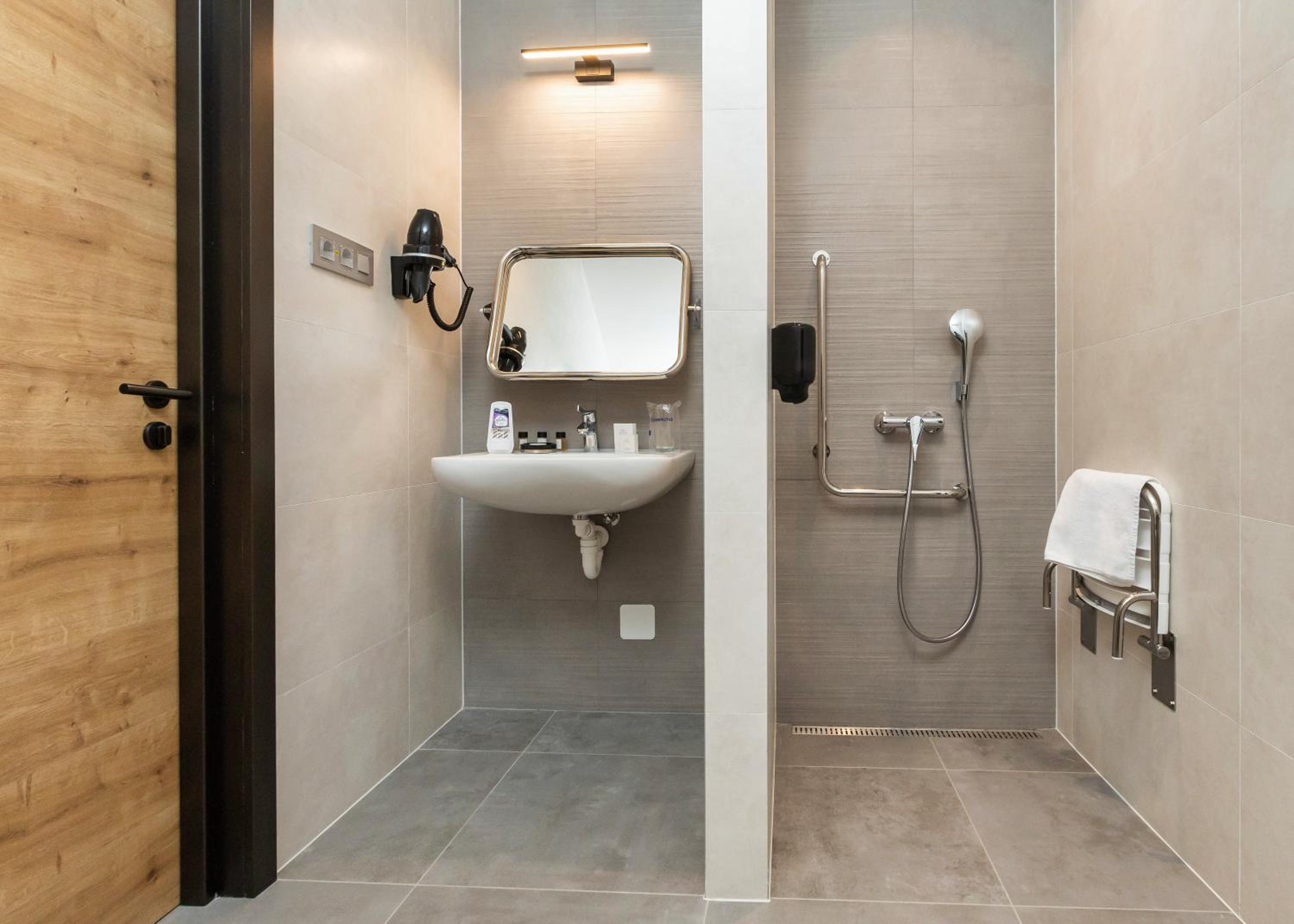 Double or Twin Room - Disability Access photo 2