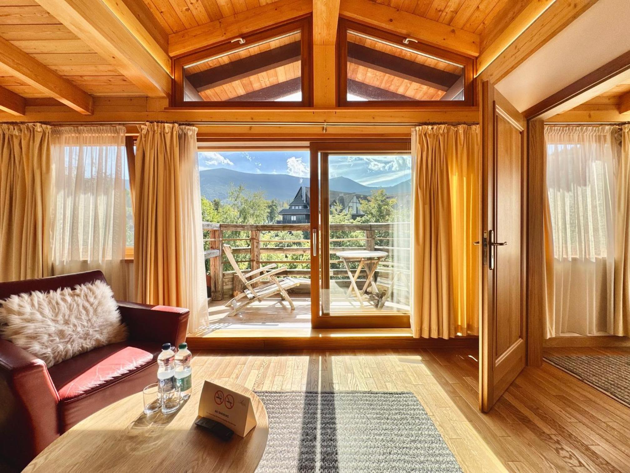 Apartment with Mountain View