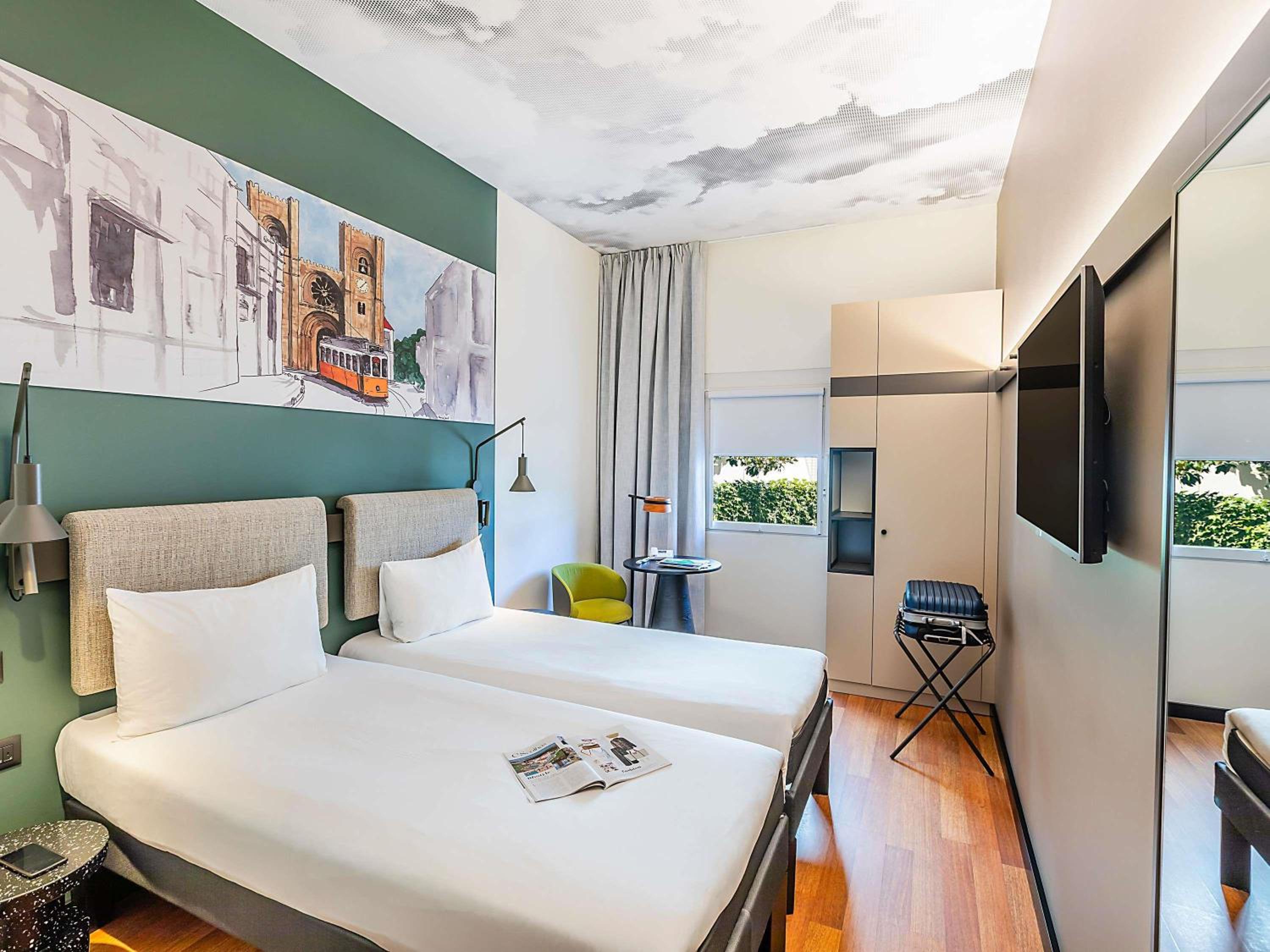 Standard Twin Room thumbnail 5