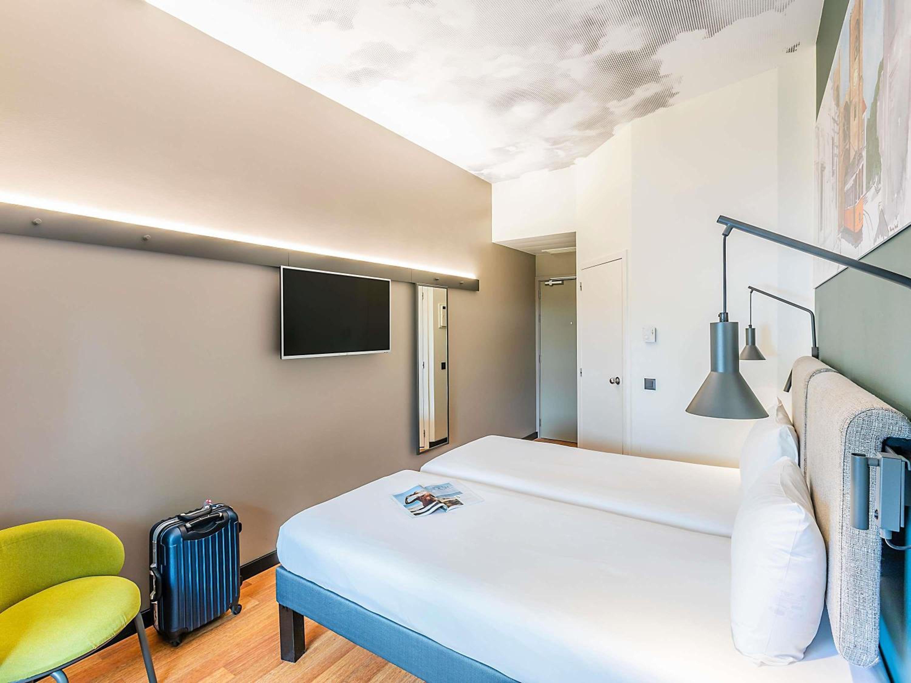 Standard Twin Room thumbnail 6
