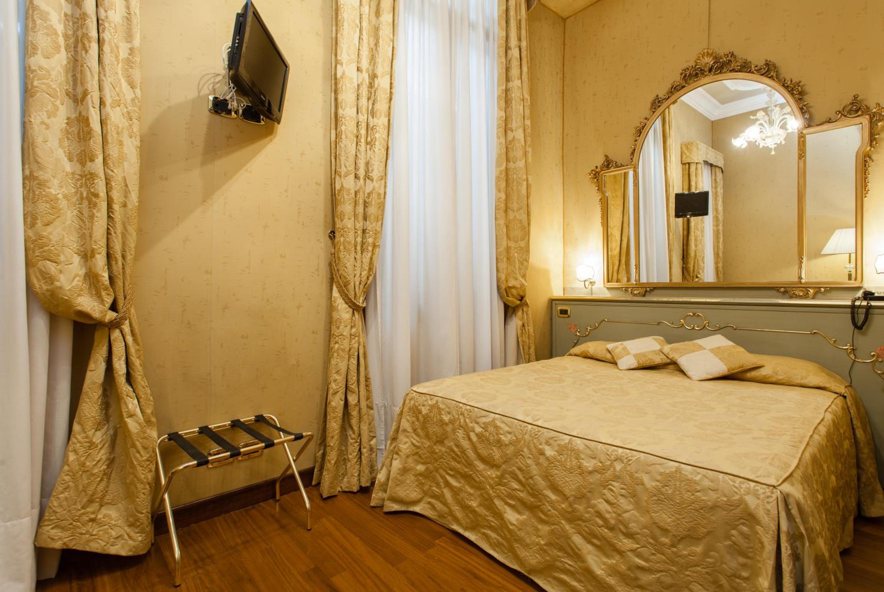 Double or Twin Room thumbnail 5