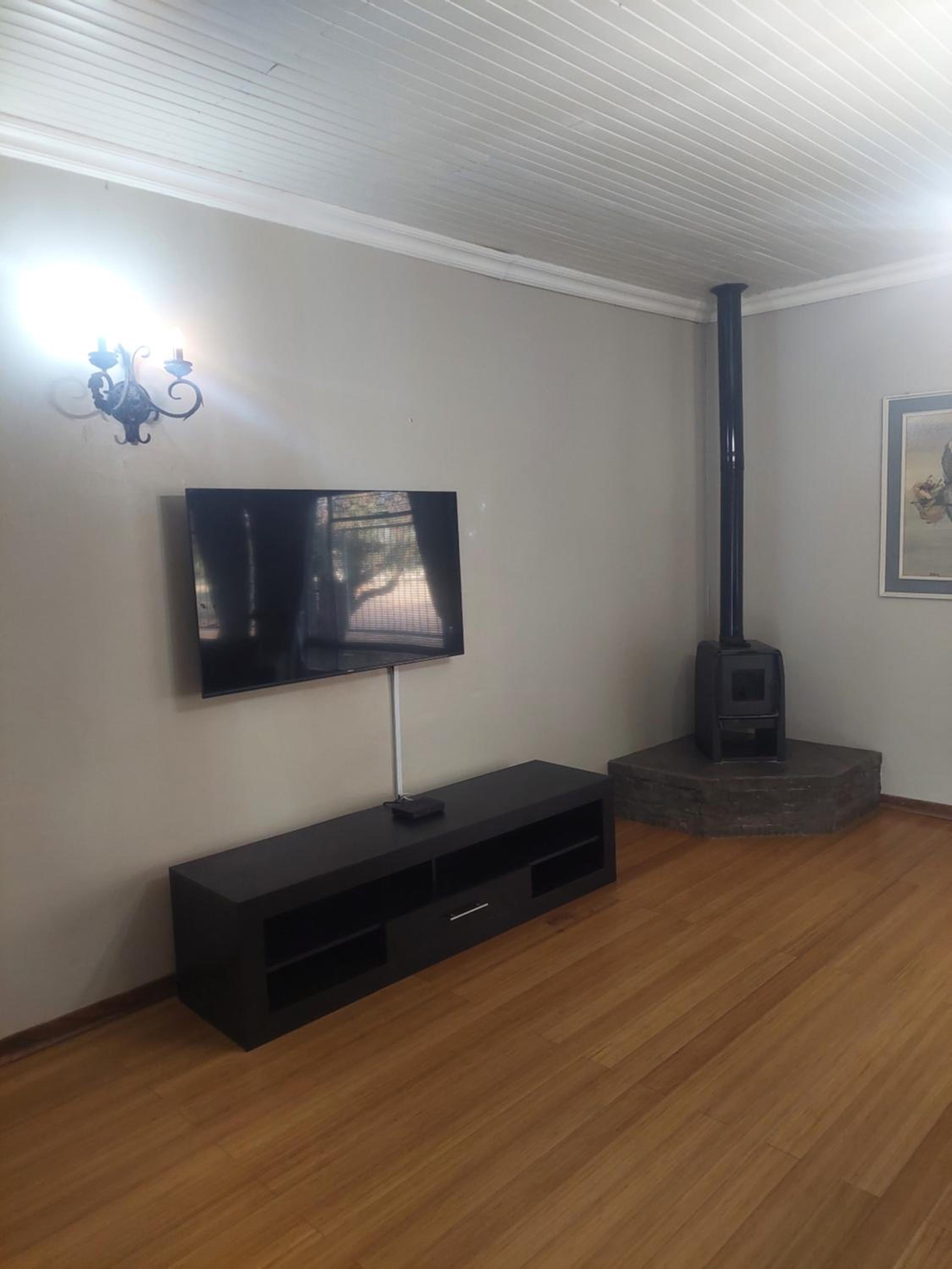 Three-Bedroom House - Photo 3