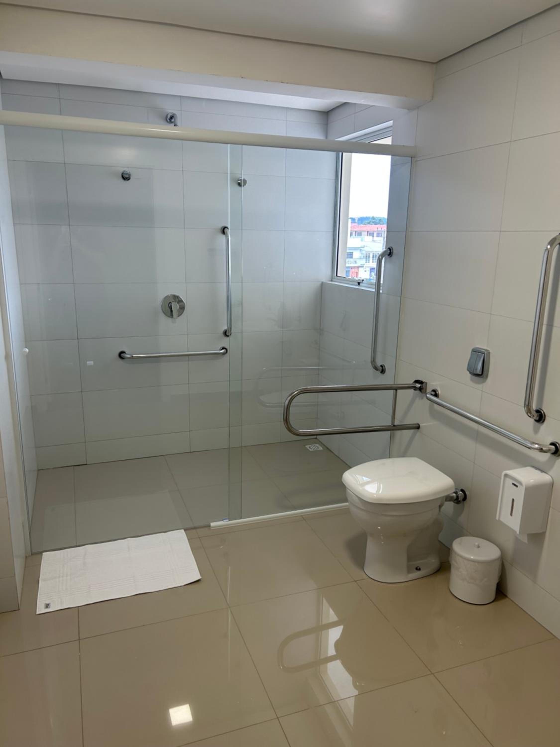 King Room with Roll-In Shower - Disability Access photo 1