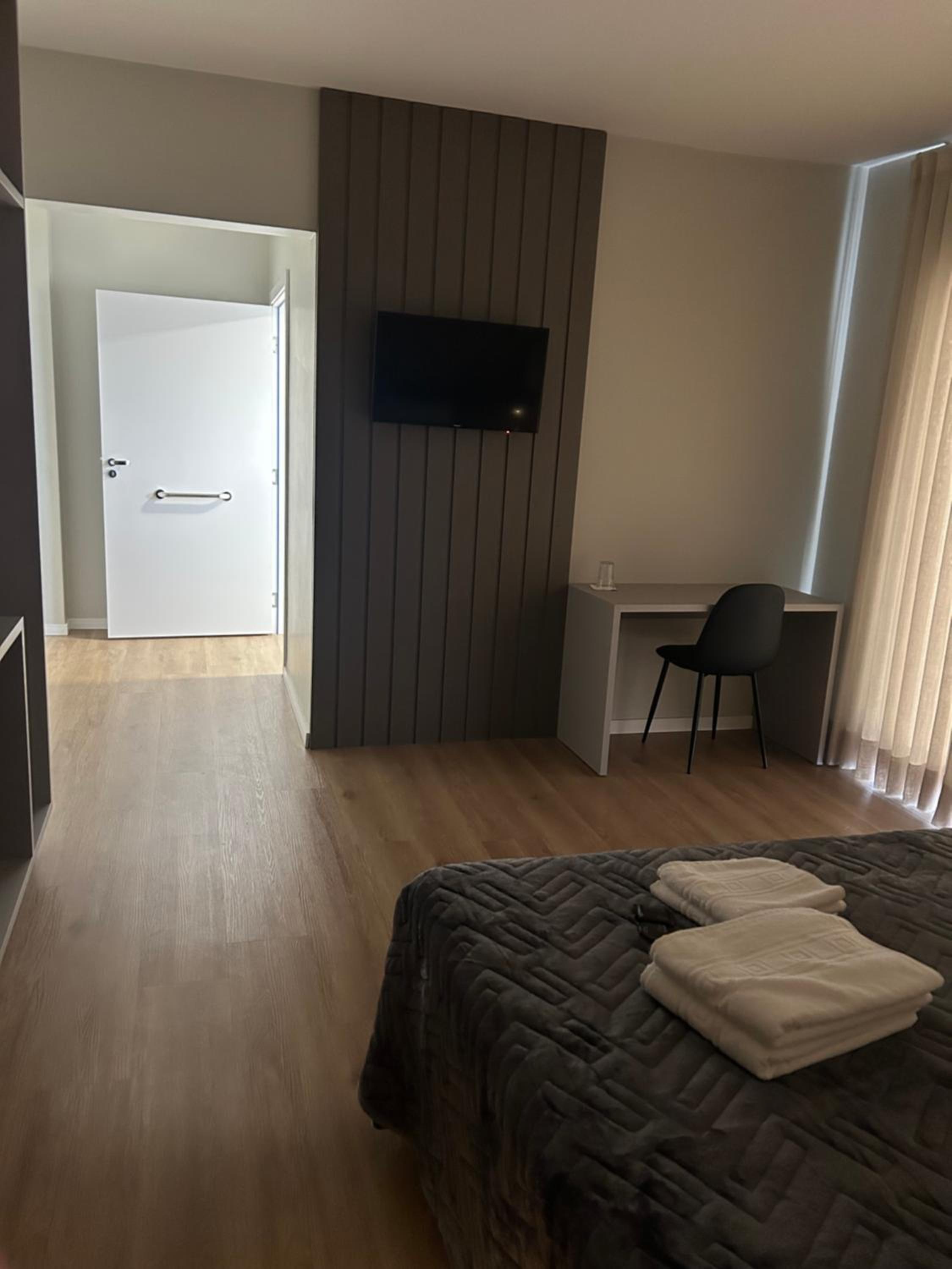 King Room with Roll-In Shower - Disability Access photo 2