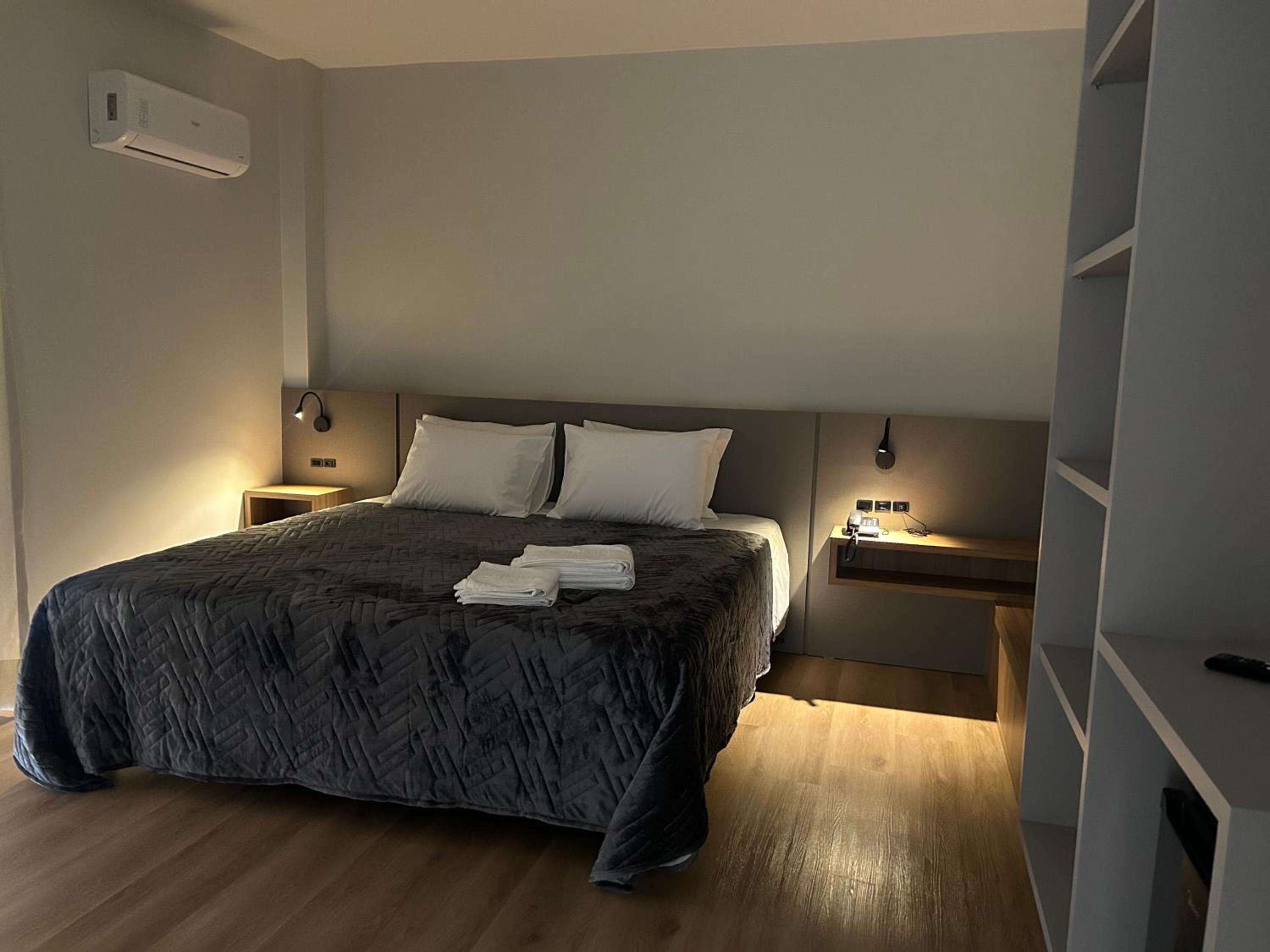 King Room with Roll-In Shower - Disability Access photo 3