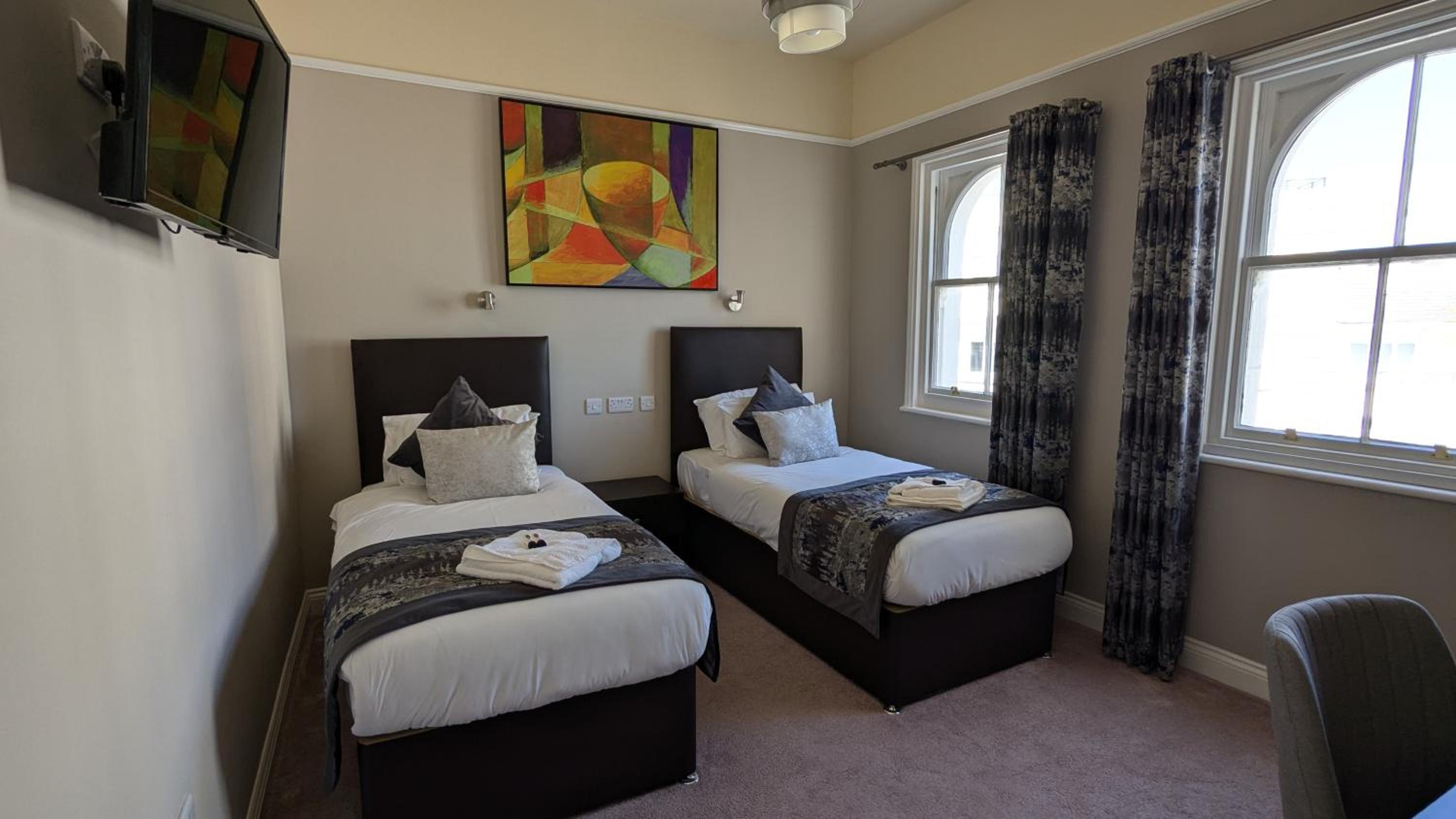Twin Room with Partial Sea View