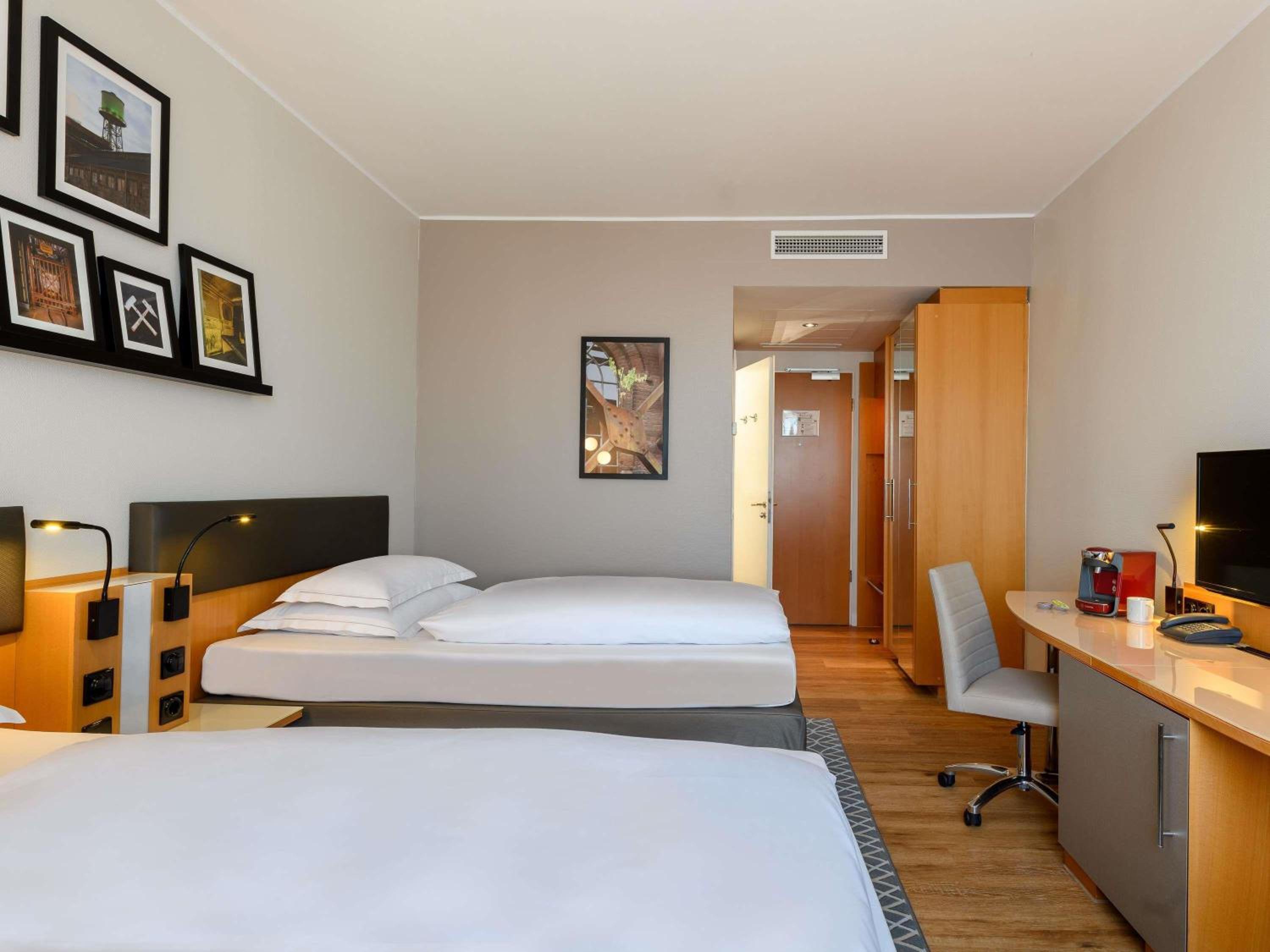 Standard Twin Room - Photo 3