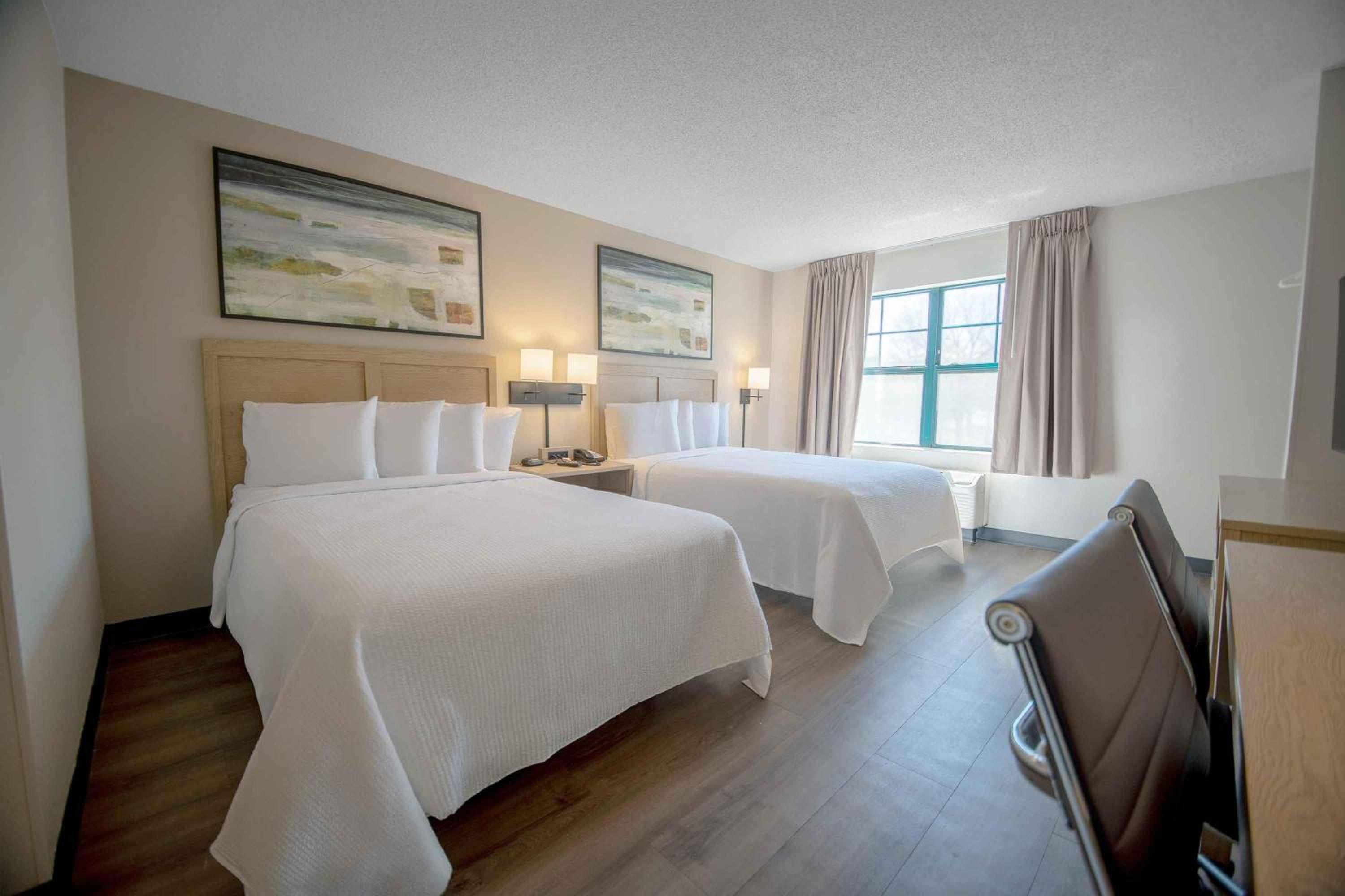 Premium Studio with 2 Queen Beds - Non-Smoking - Photo 5