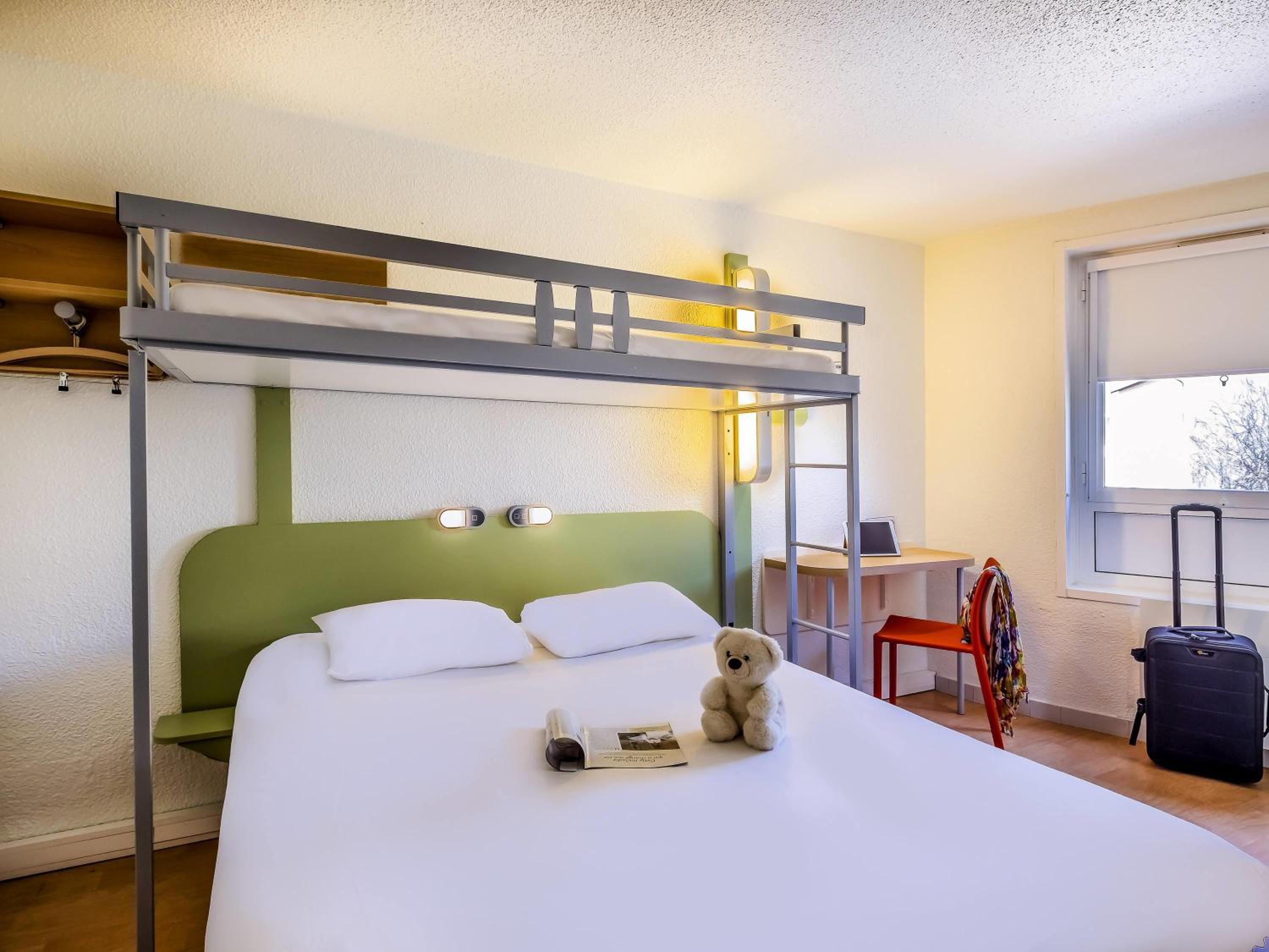 Triple Room with One Double Bed and One Bunk Bed photo 1