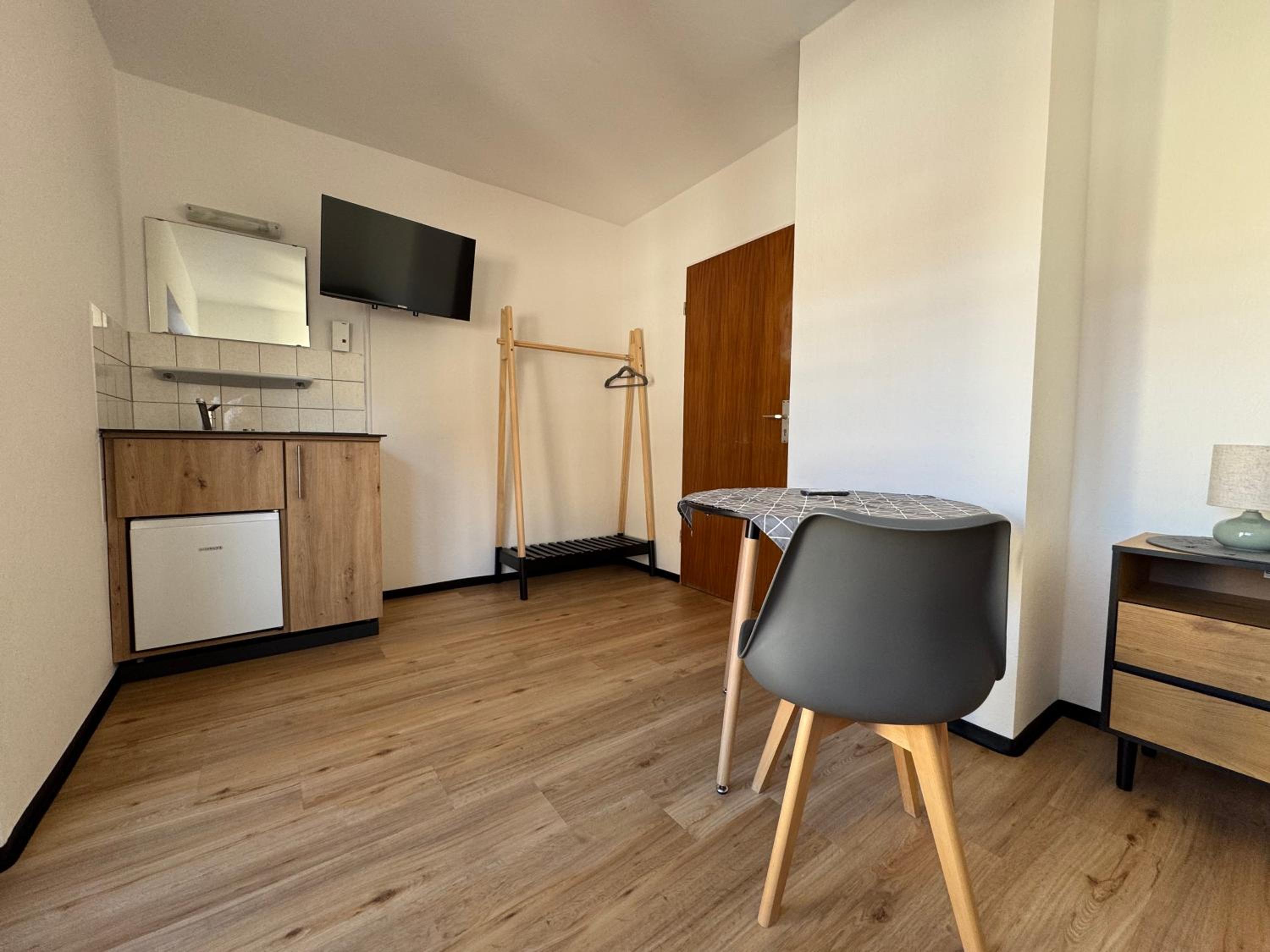 Single Room with Shared Shower and Toilet photo 3