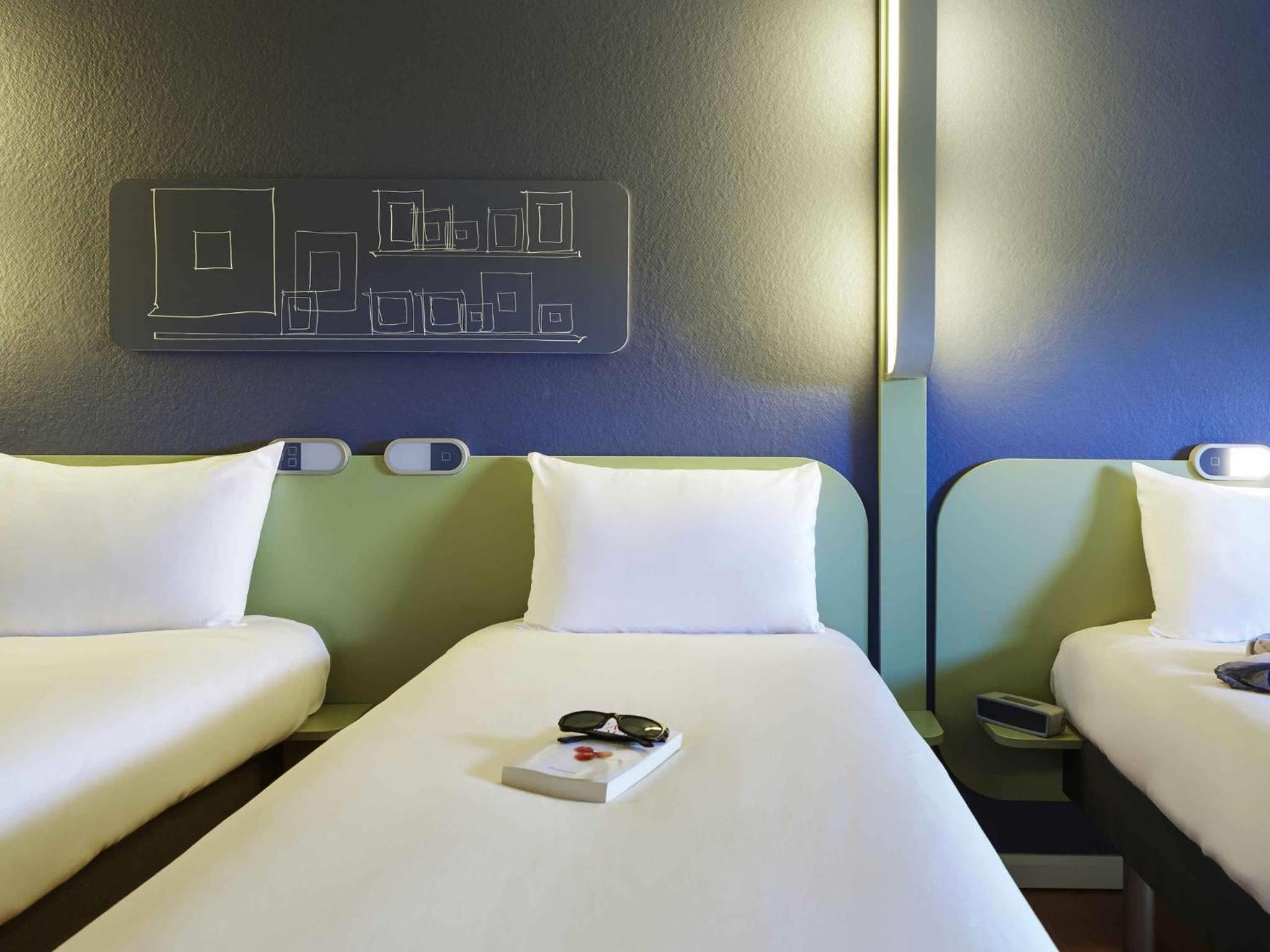 Triple Room with Single Beds photo 2