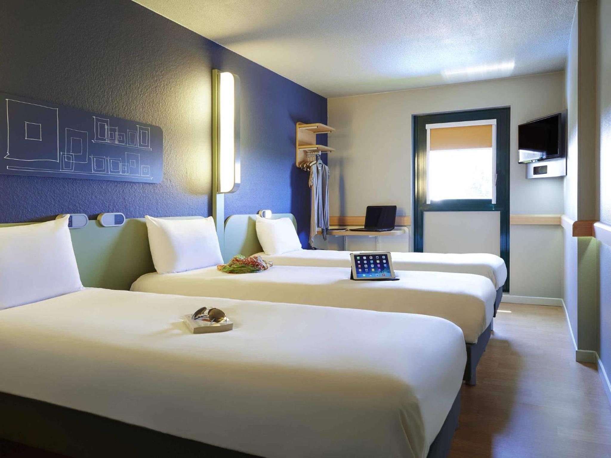 Triple Room with Single Beds photo 3