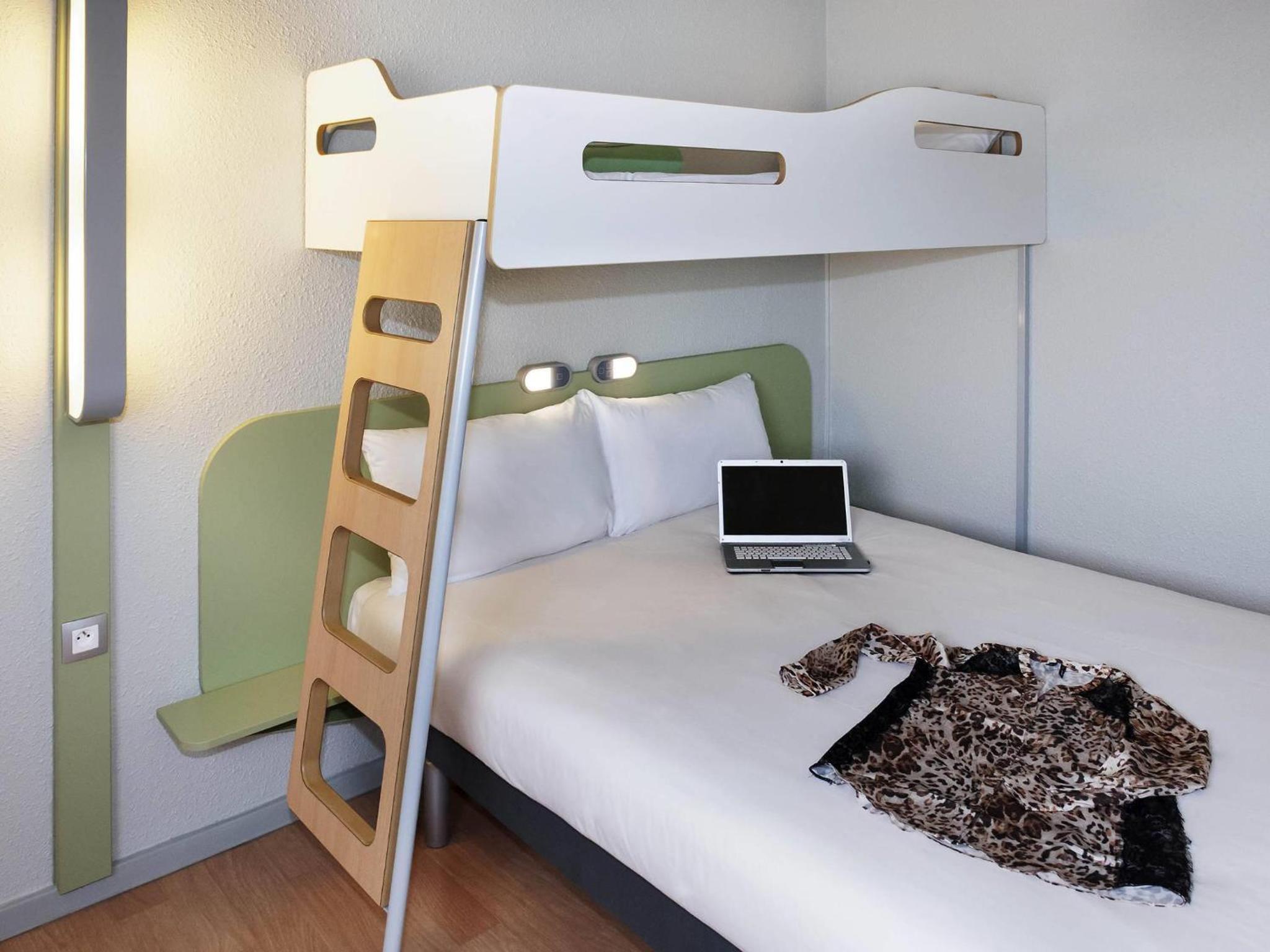 Standard Room with One Double Bed and One Single Bed - Photo 2