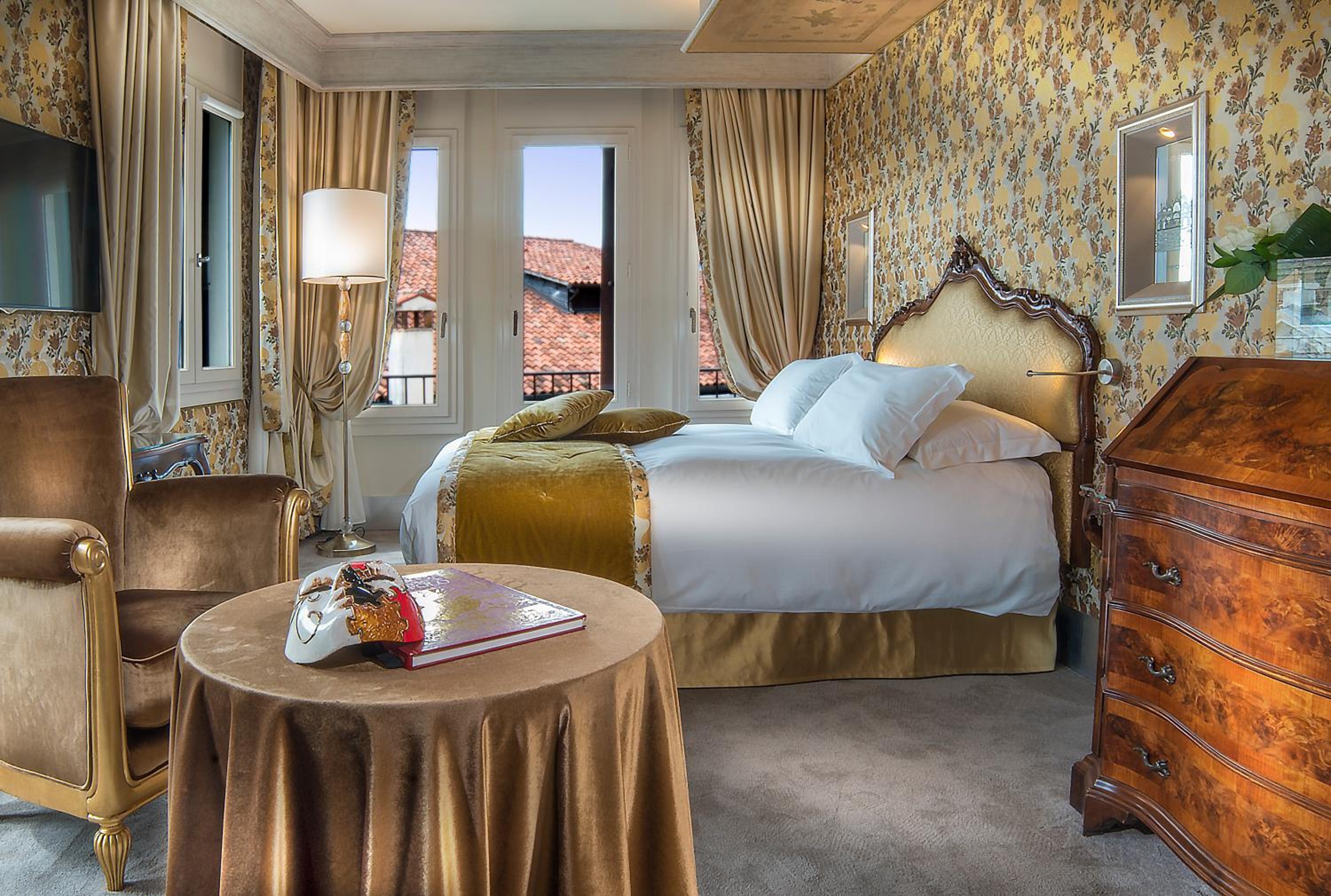 Deluxe Suite with Canal View thumbnail 6