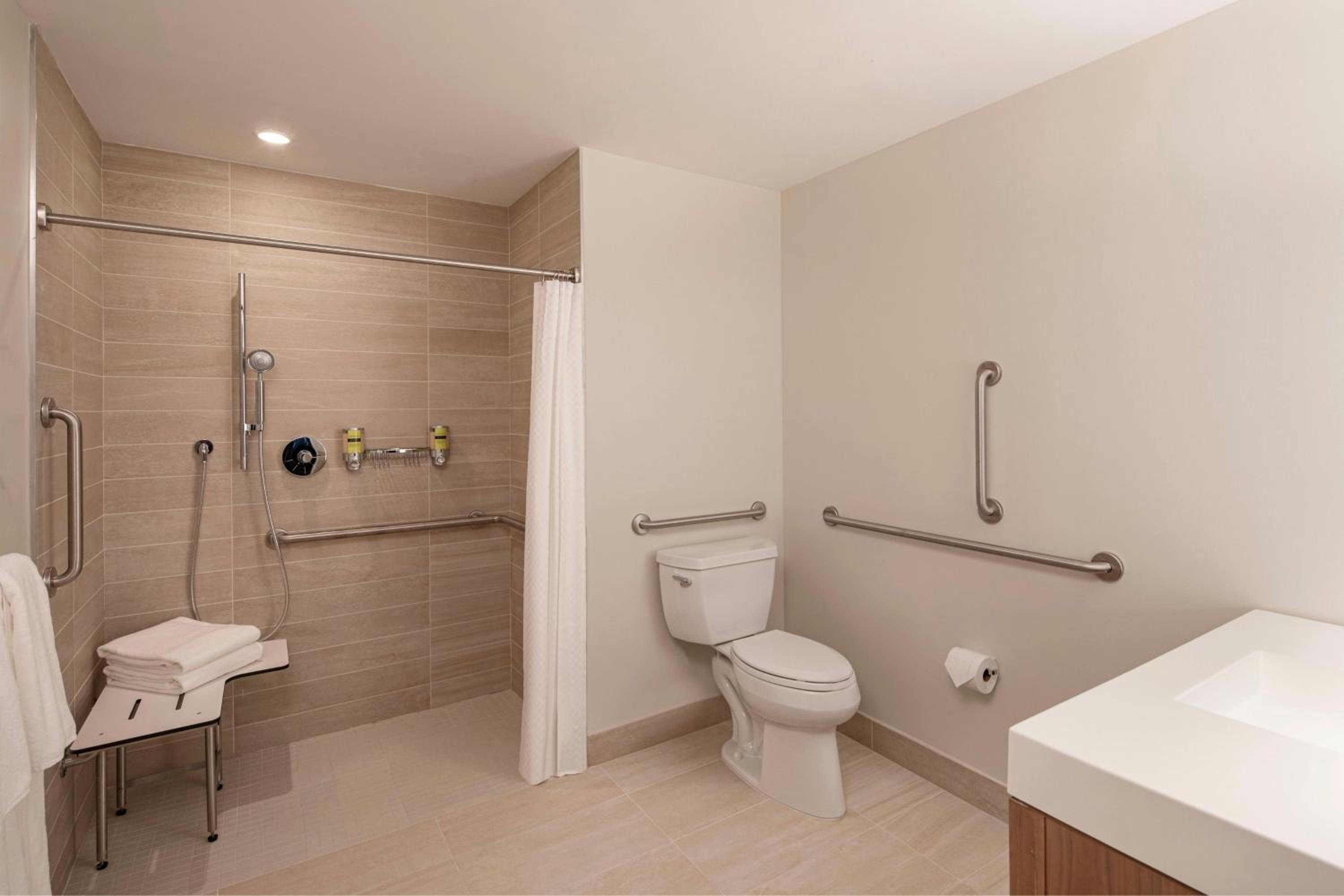 Standard King Room - Hearing Accessible - Photo 6