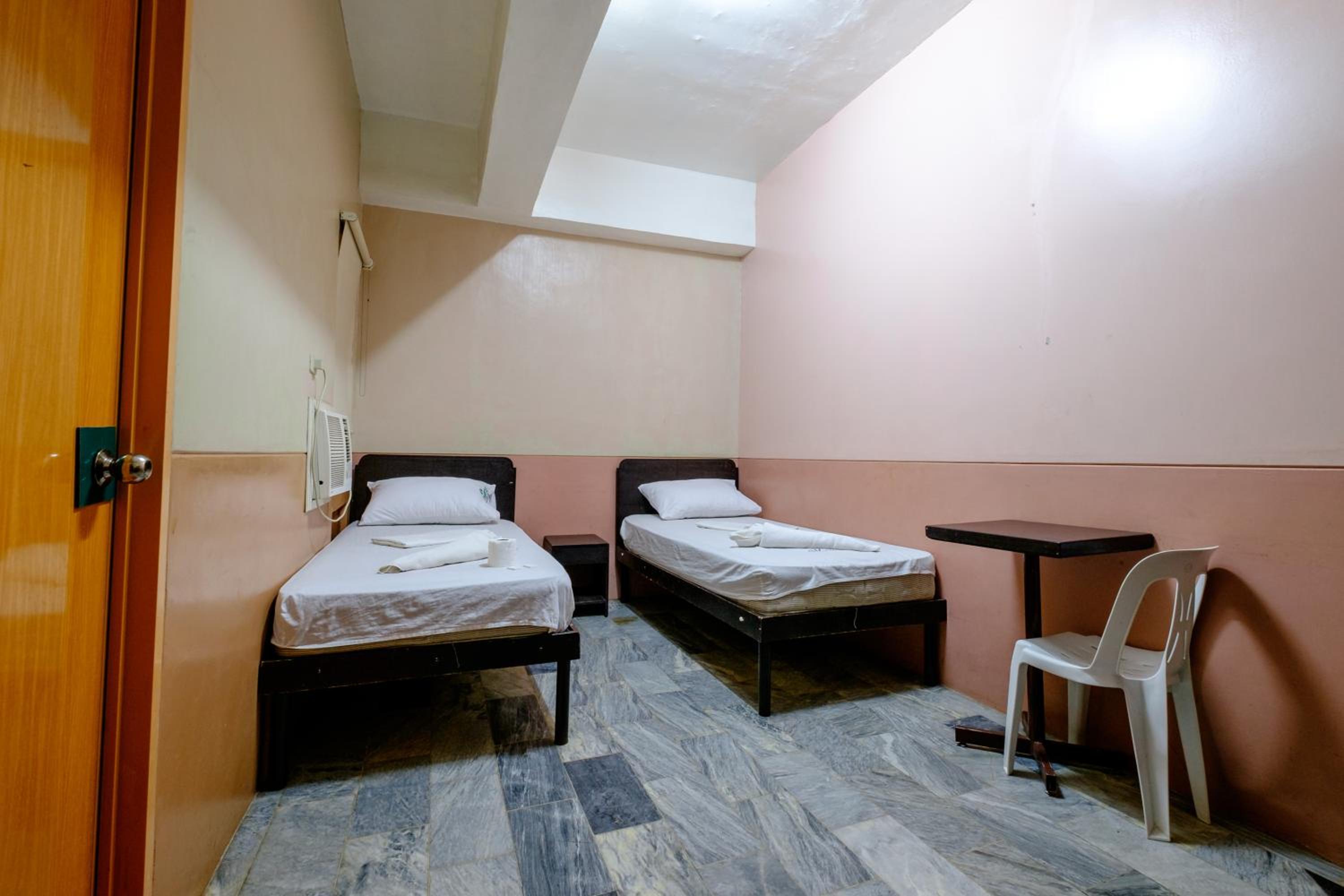 Budget Twin Room photo 3