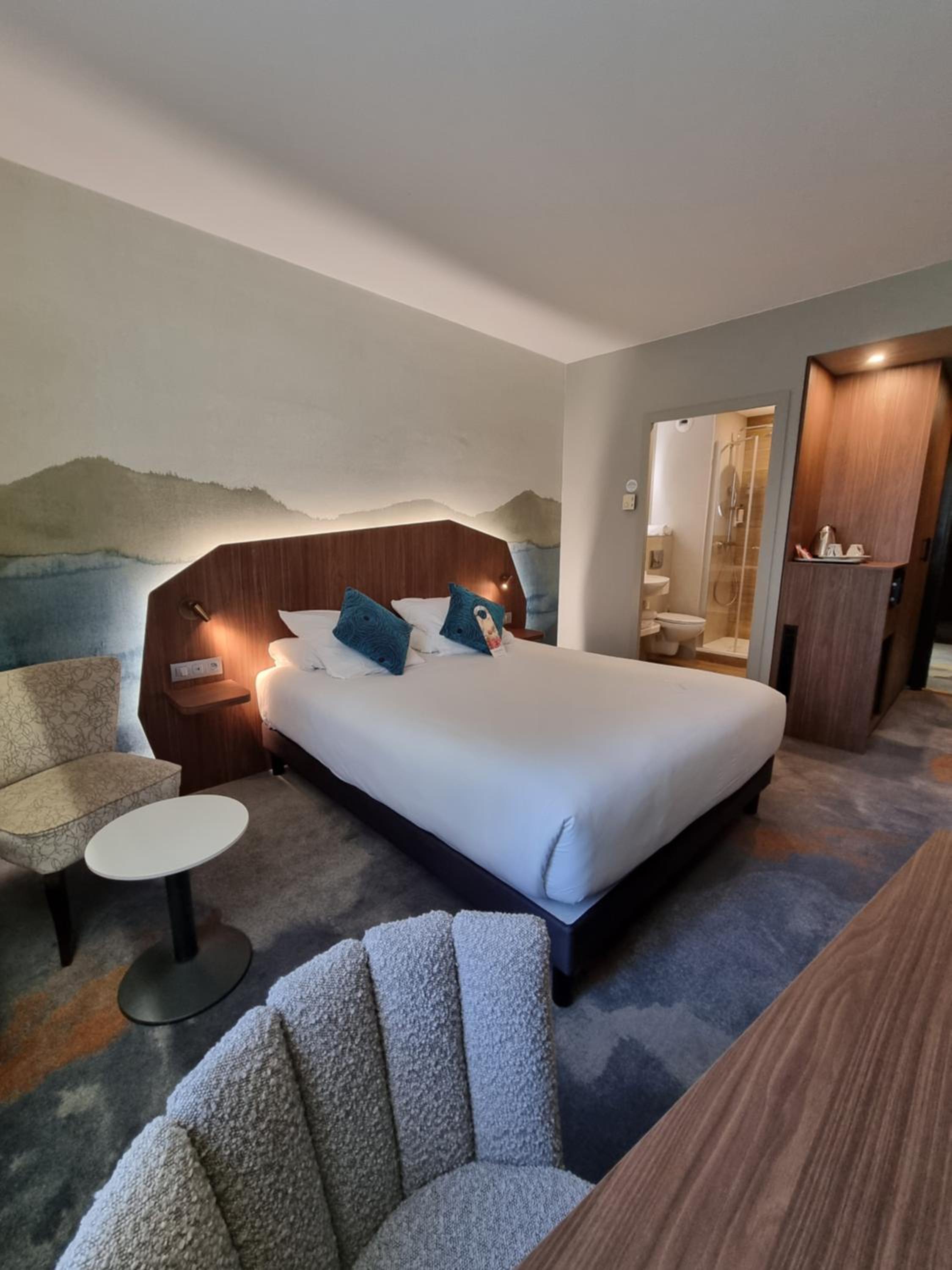 Privilege Room with One King Bed and One Sofa Bed with Balcony - Photo 8