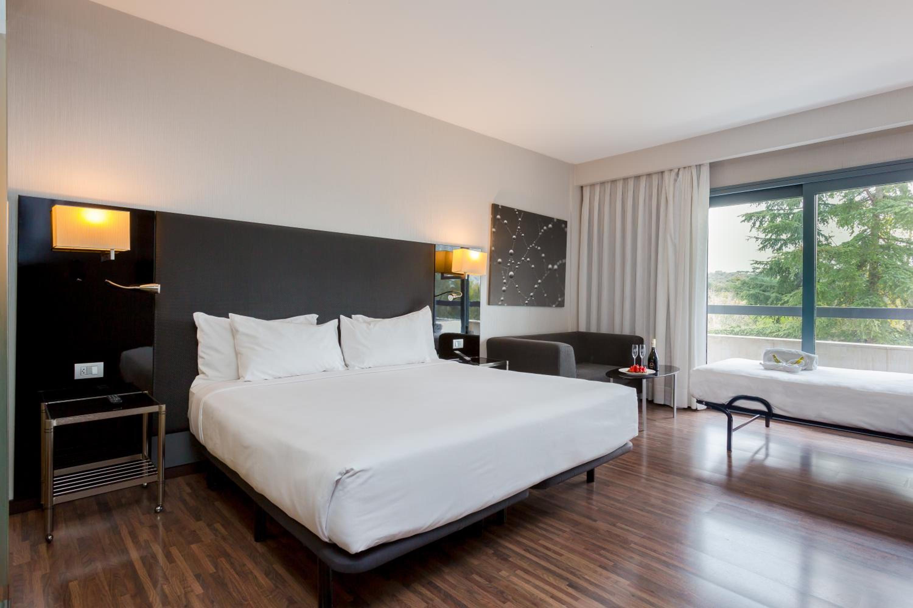 Triple Room thumbnail 5
