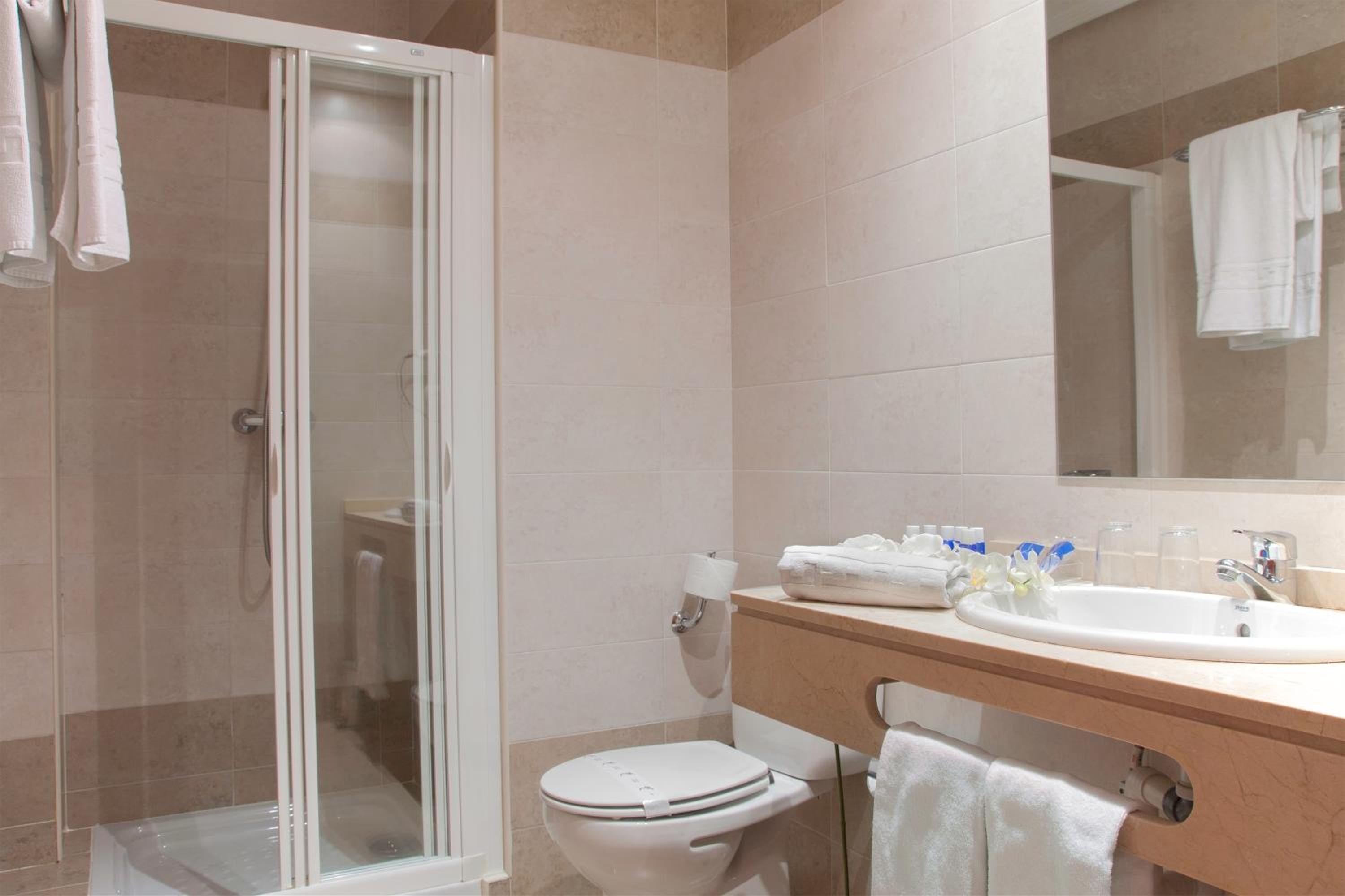 Double or Twin Room - Photo 7