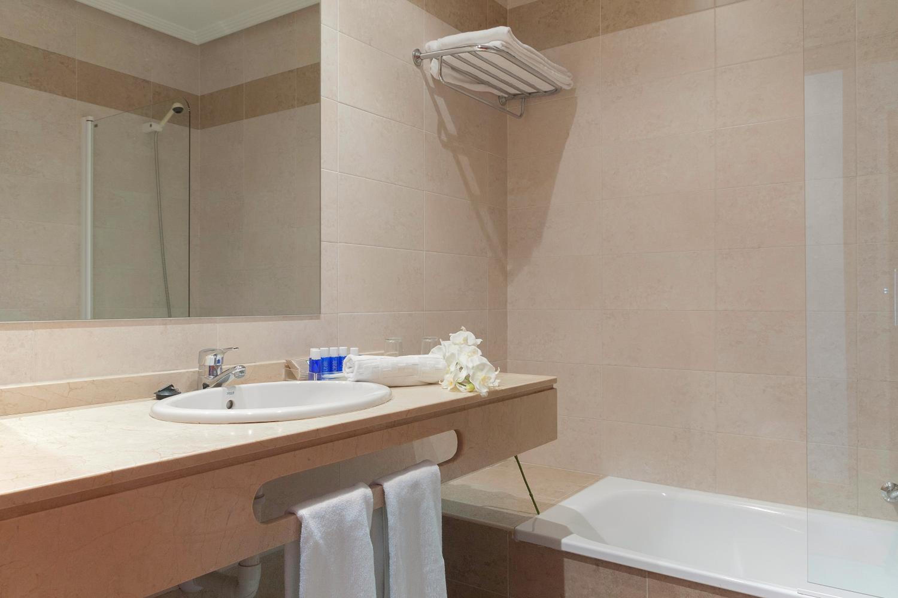 Double or Twin Room - Photo 2