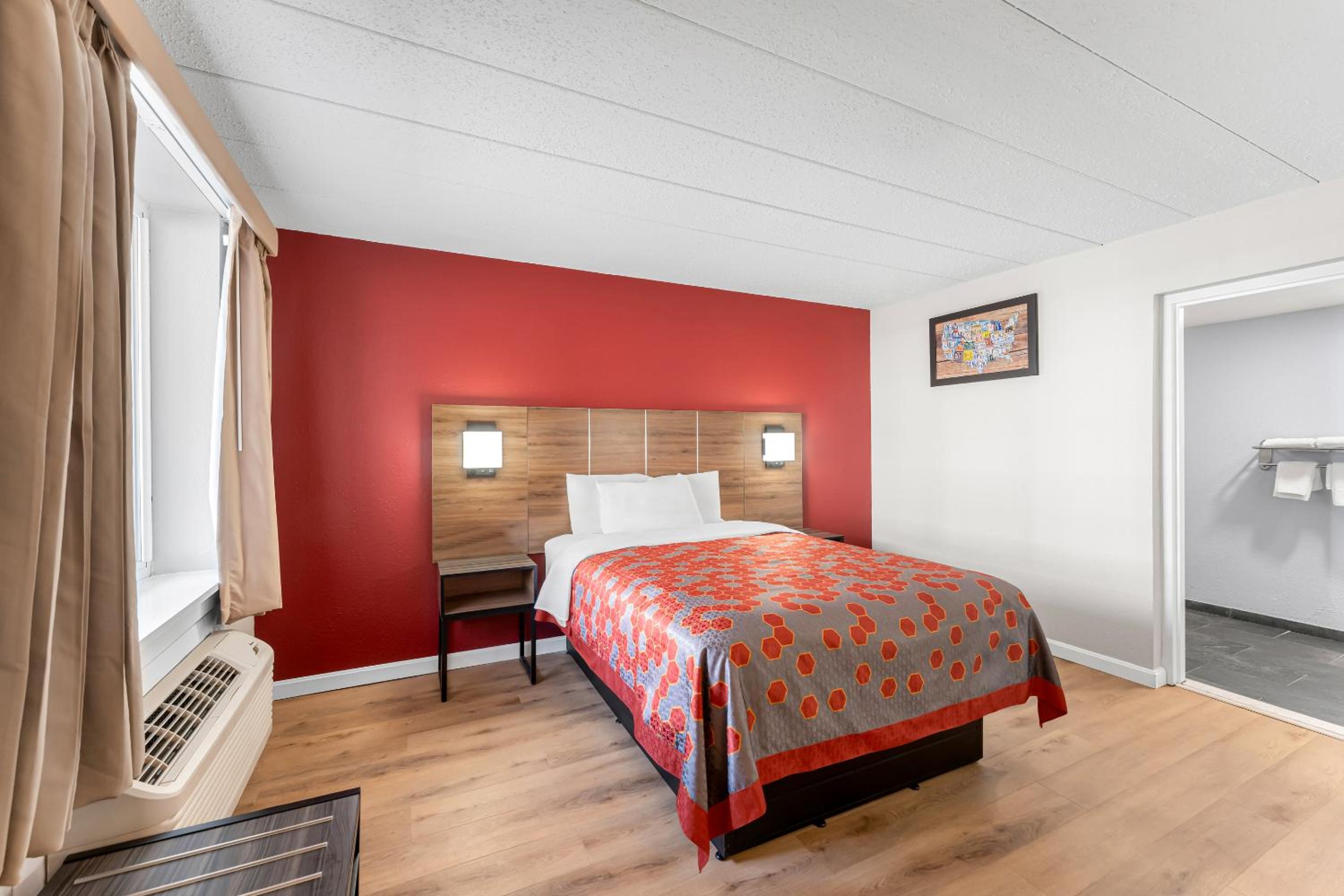 Standard Queen Room with Accessible Tub - Non Smoking - Photo 6