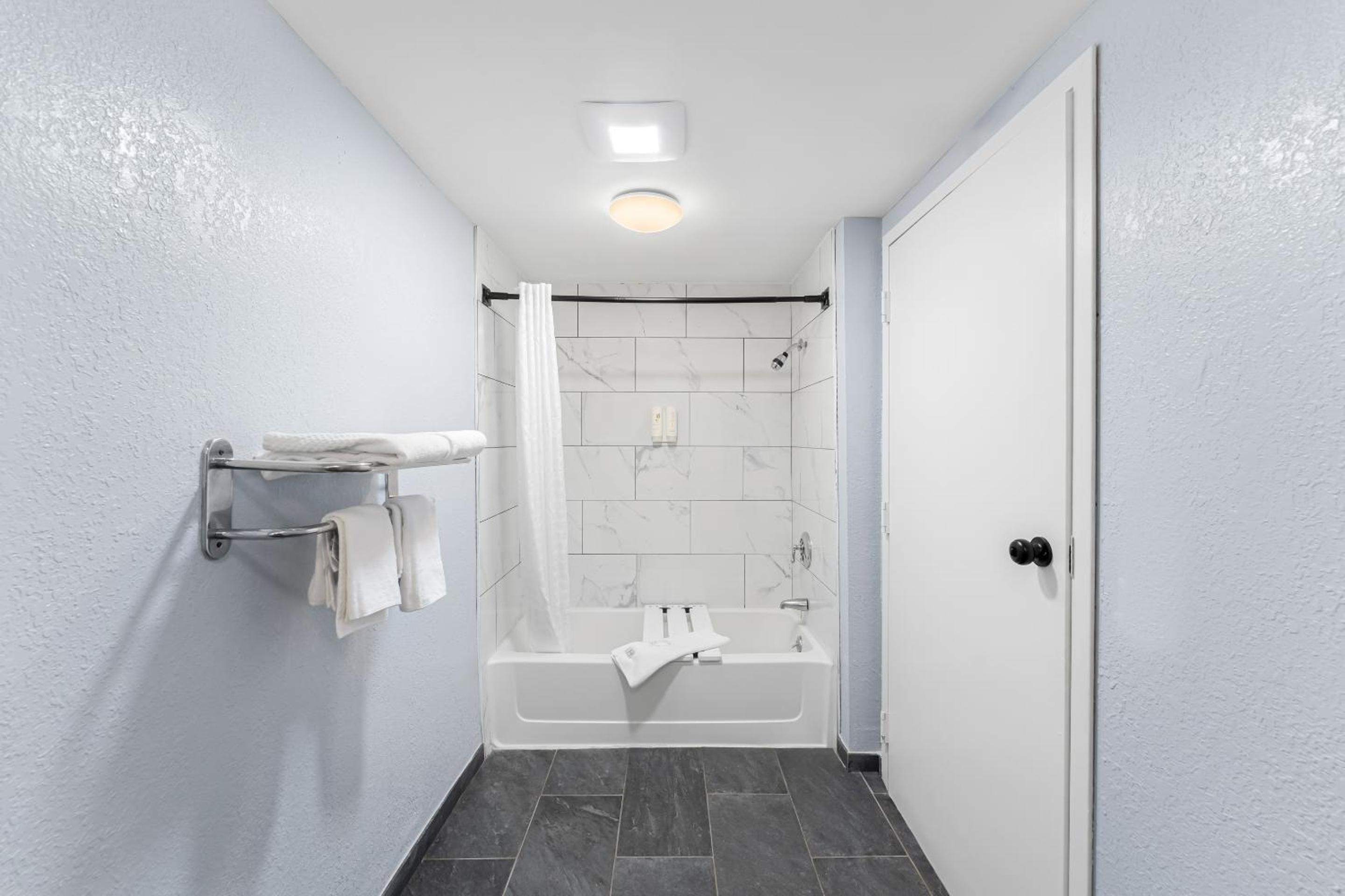 Standard Queen Room with Accessible Tub - Non Smoking - Photo 5
