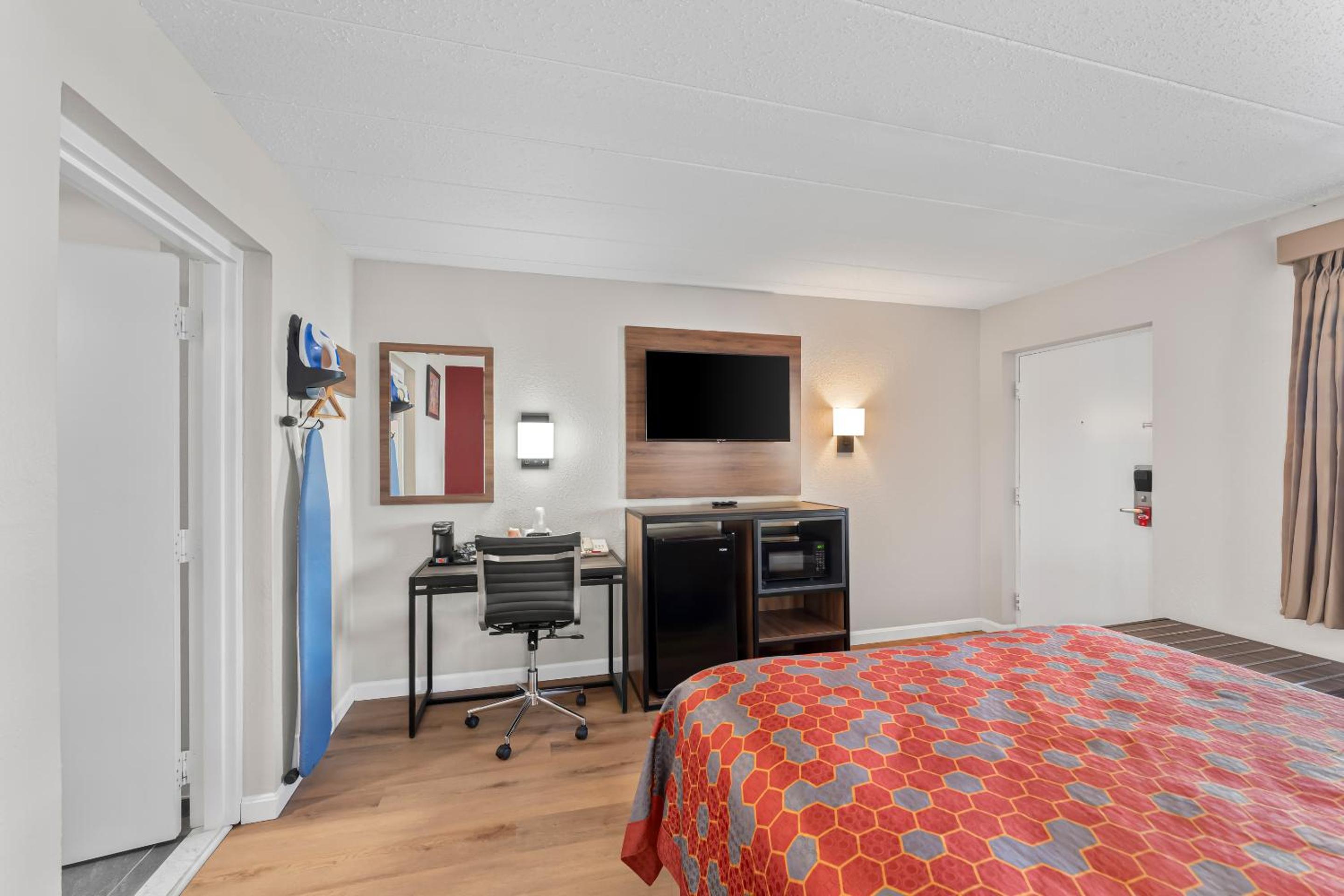 Standard Queen Room with Accessible Tub - Non Smoking - Photo 4