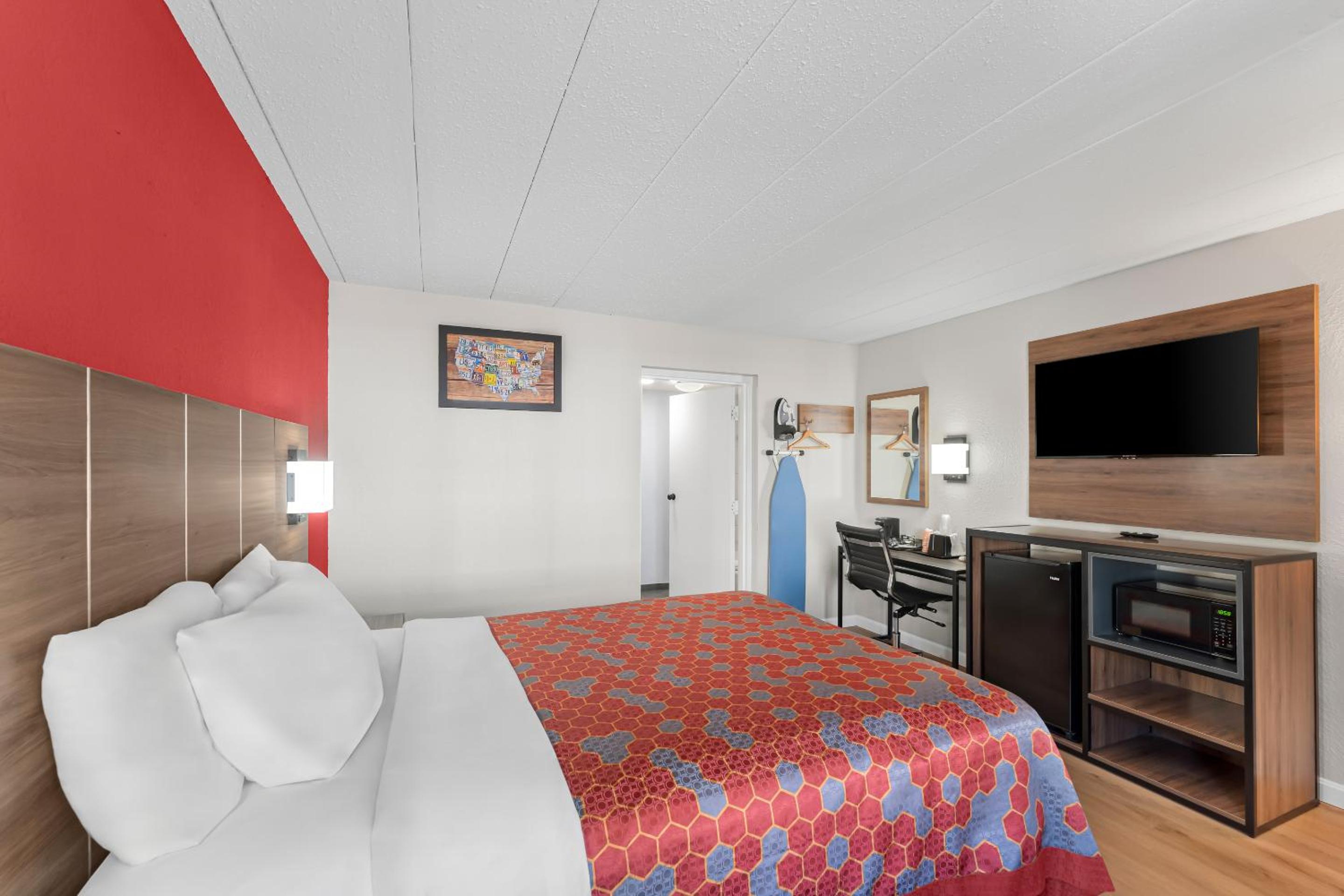 Standard Queen Room with Accessible Tub - Non Smoking - Photo 3