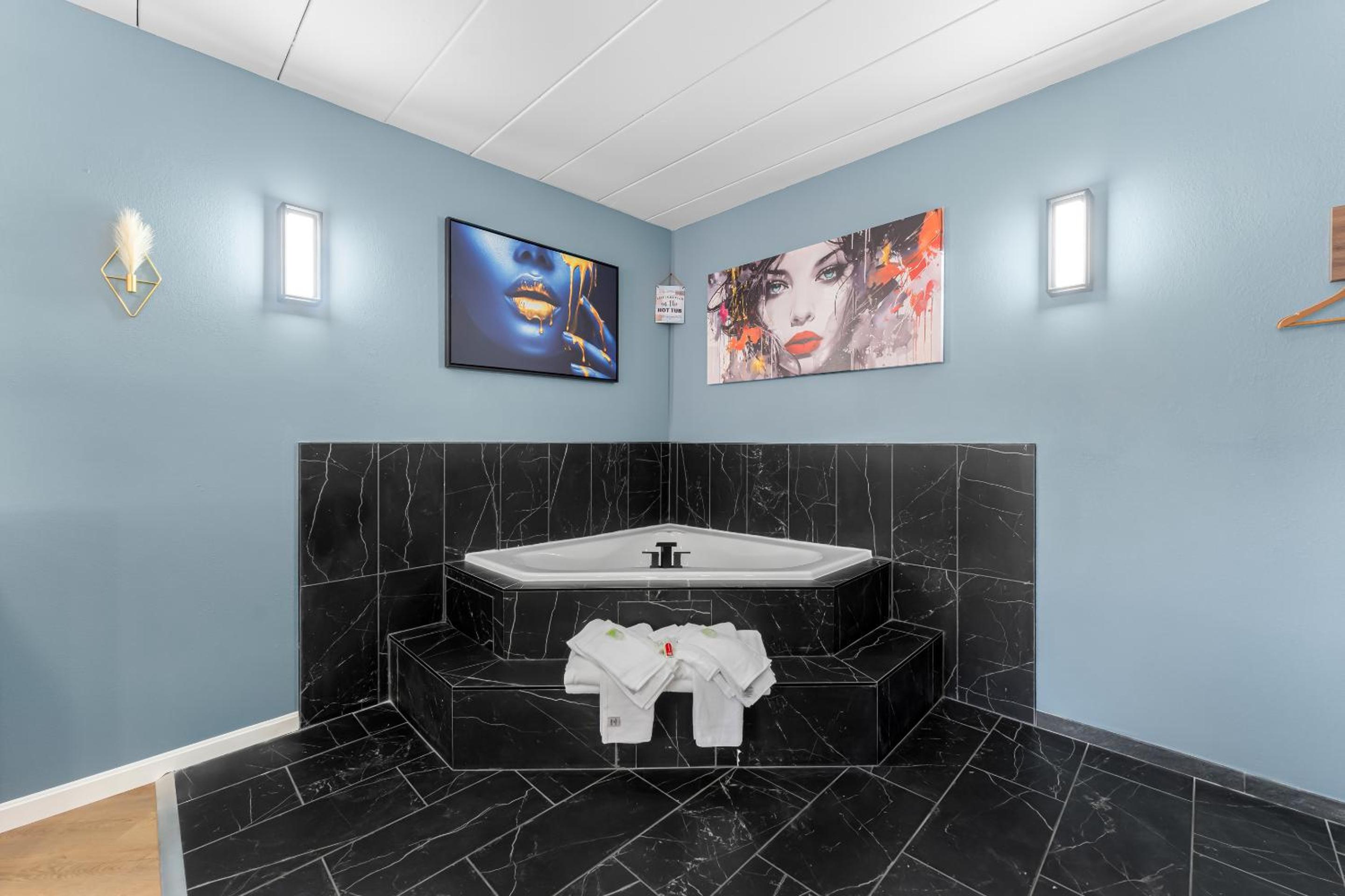 King Suite with Whirlpool - Non Smoking/Exterior Hall photo 3