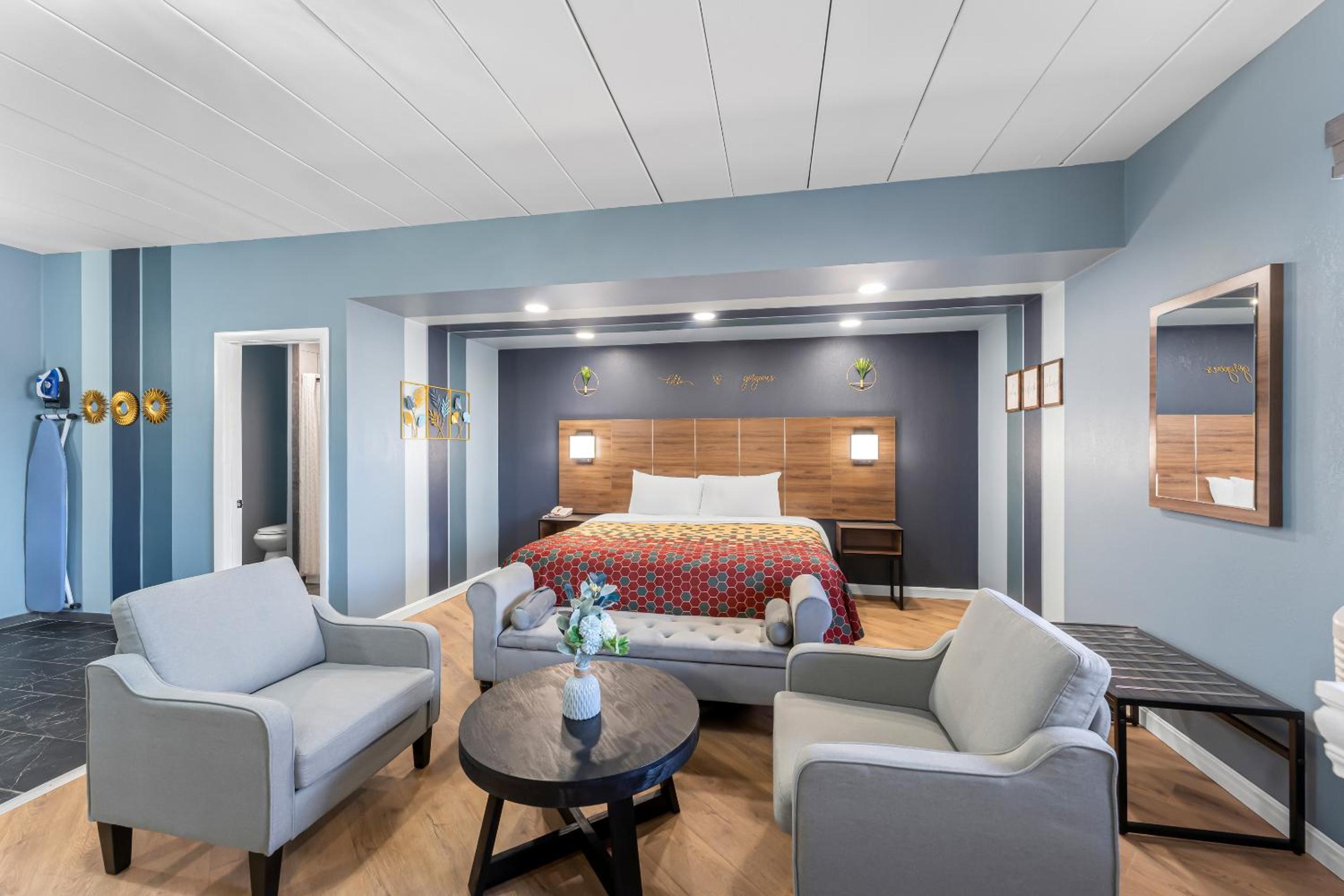 King Suite with Whirlpool - Non Smoking/Exterior Hall photo 2