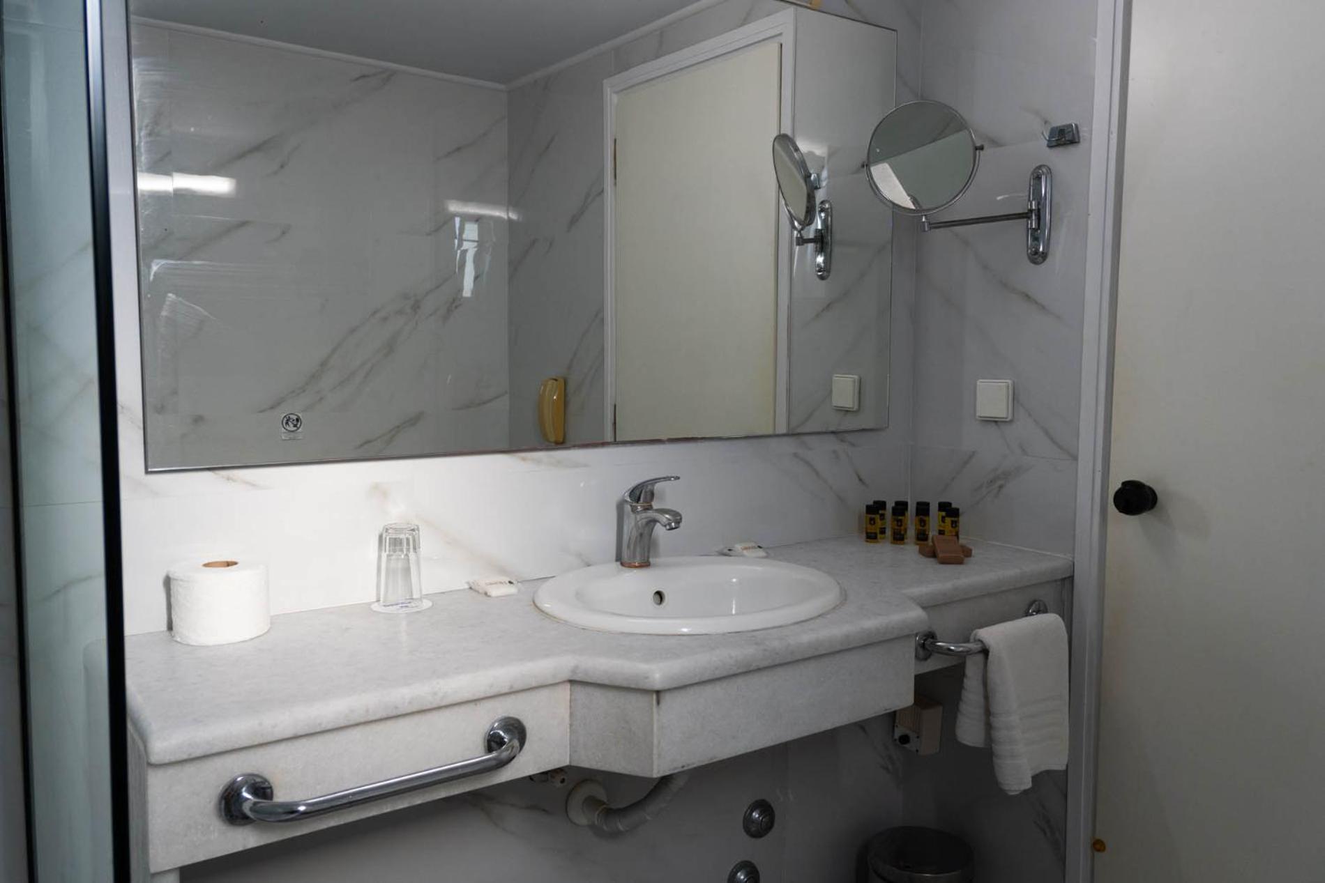 Junior Suite (2-3 Adults) - Photo 1