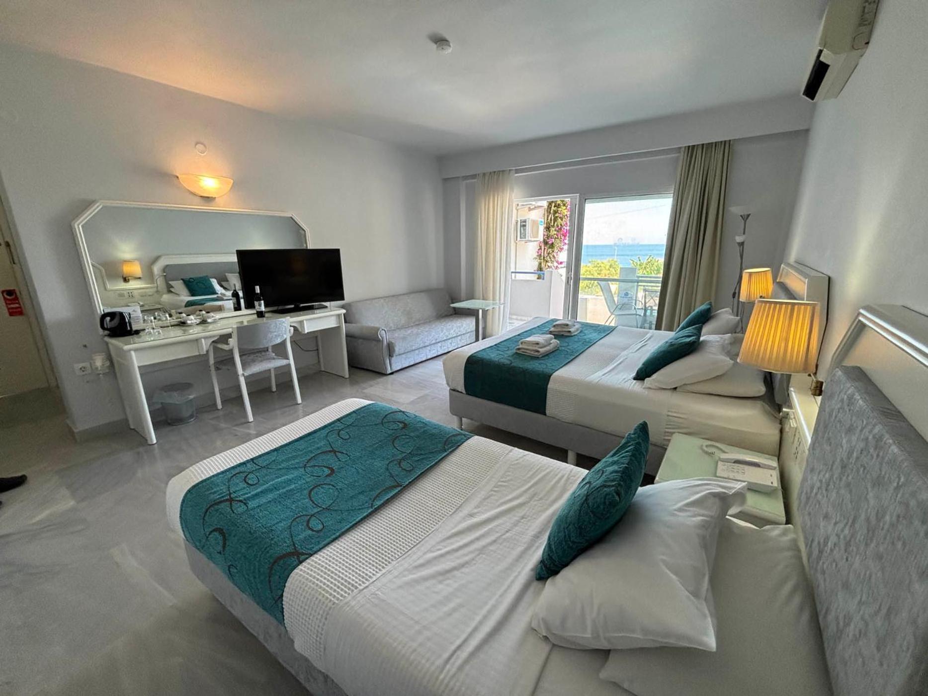 Superior Double Room with Sea View (2 Adults+1 Child) - Photo 2