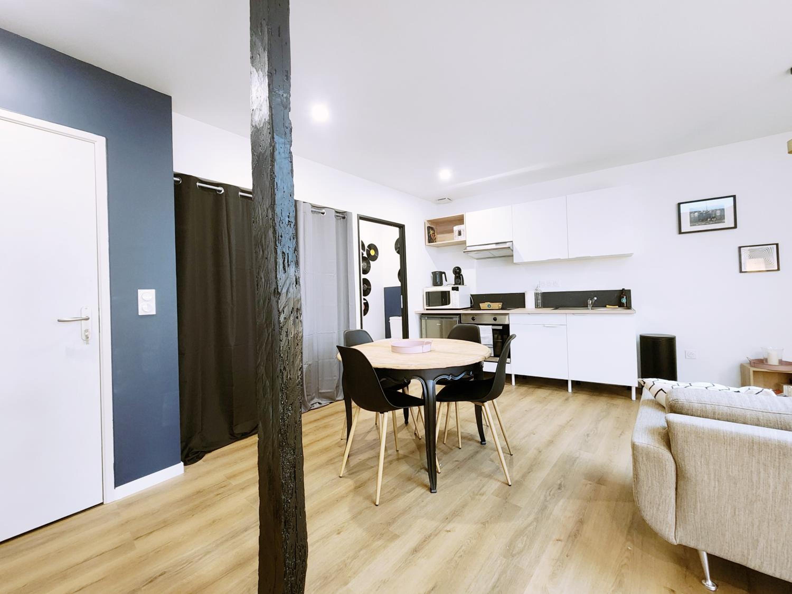 One-Bedroom Apartment photo 2