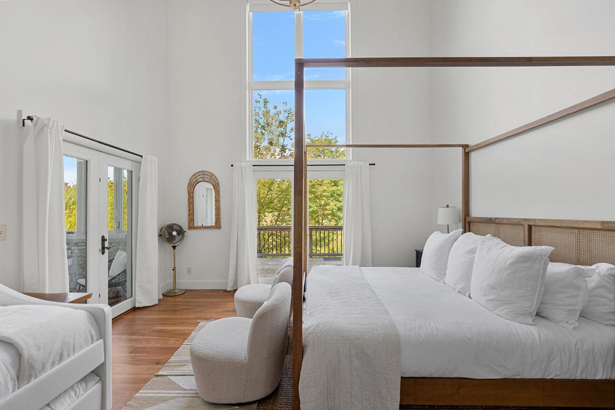 Eight-Bedroom House photo 3
