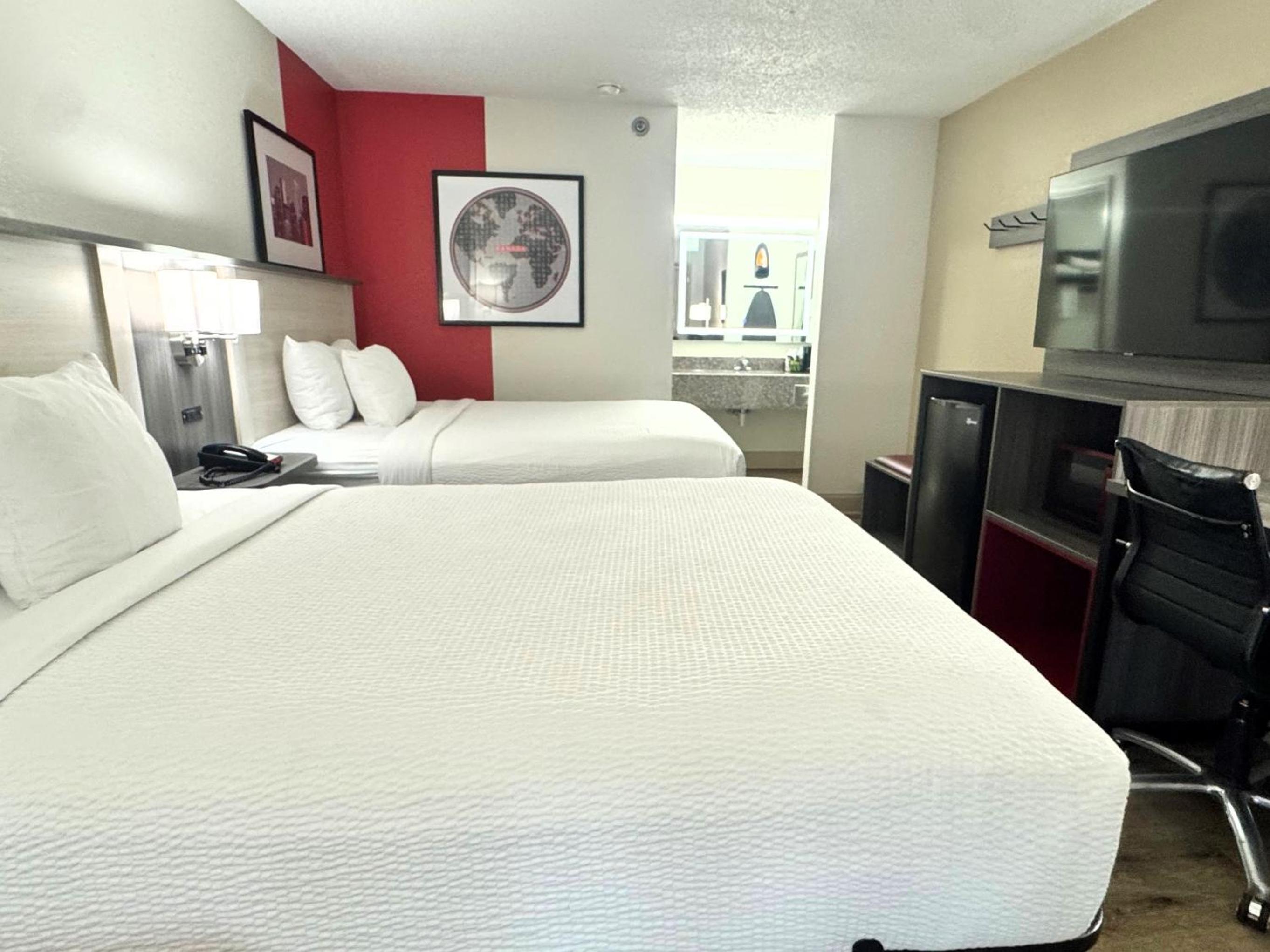 First Floor Queen Room with Two Queen Beds - Non-Smoking - Photo 2