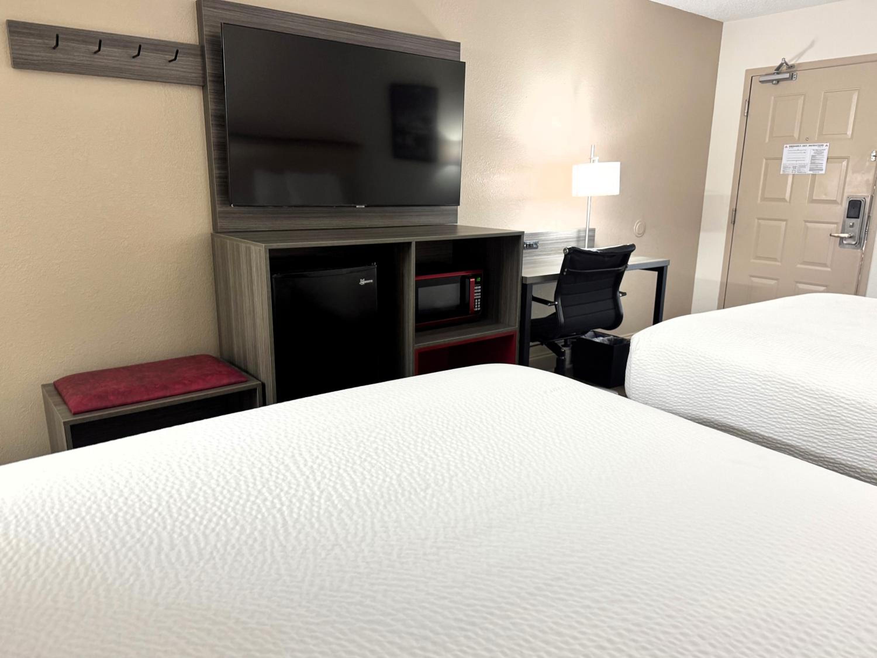 First Floor Queen Room with Two Queen Beds - Non-Smoking - Photo 4
