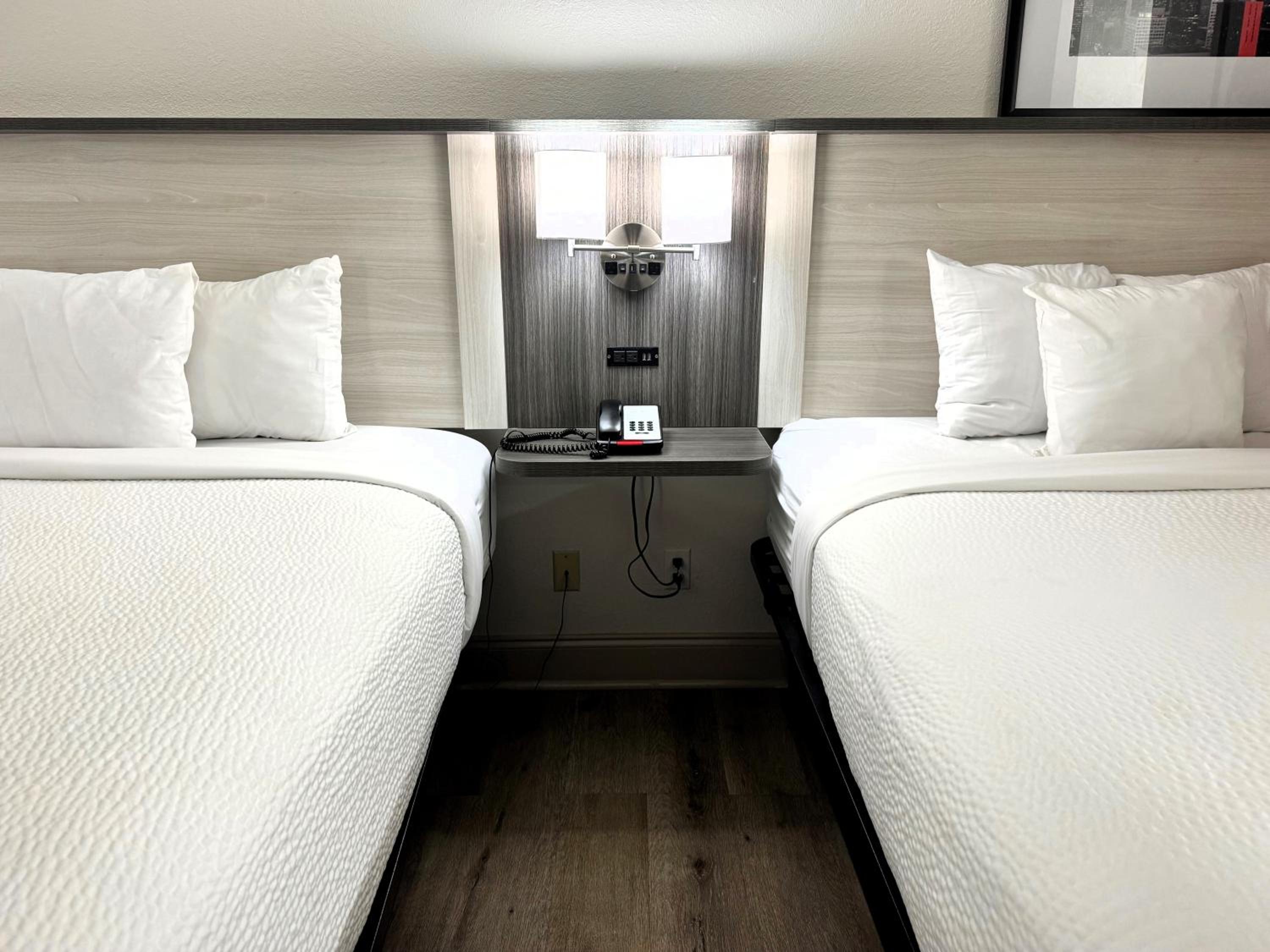 First Floor Queen Room with Two Queen Beds - Non-Smoking - Photo 5