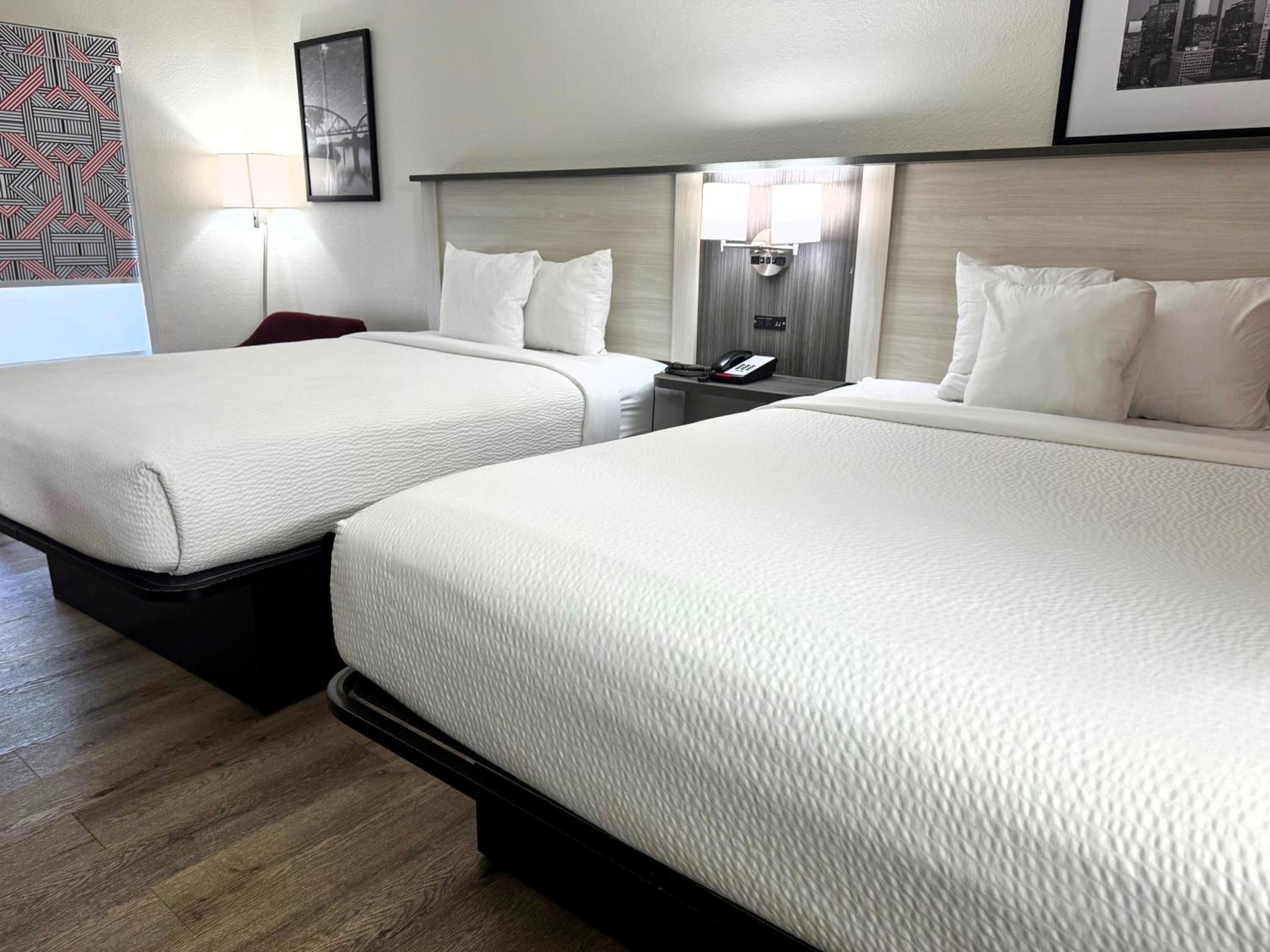 First Floor Queen Room with Two Queen Beds - Non-Smoking - Photo 6