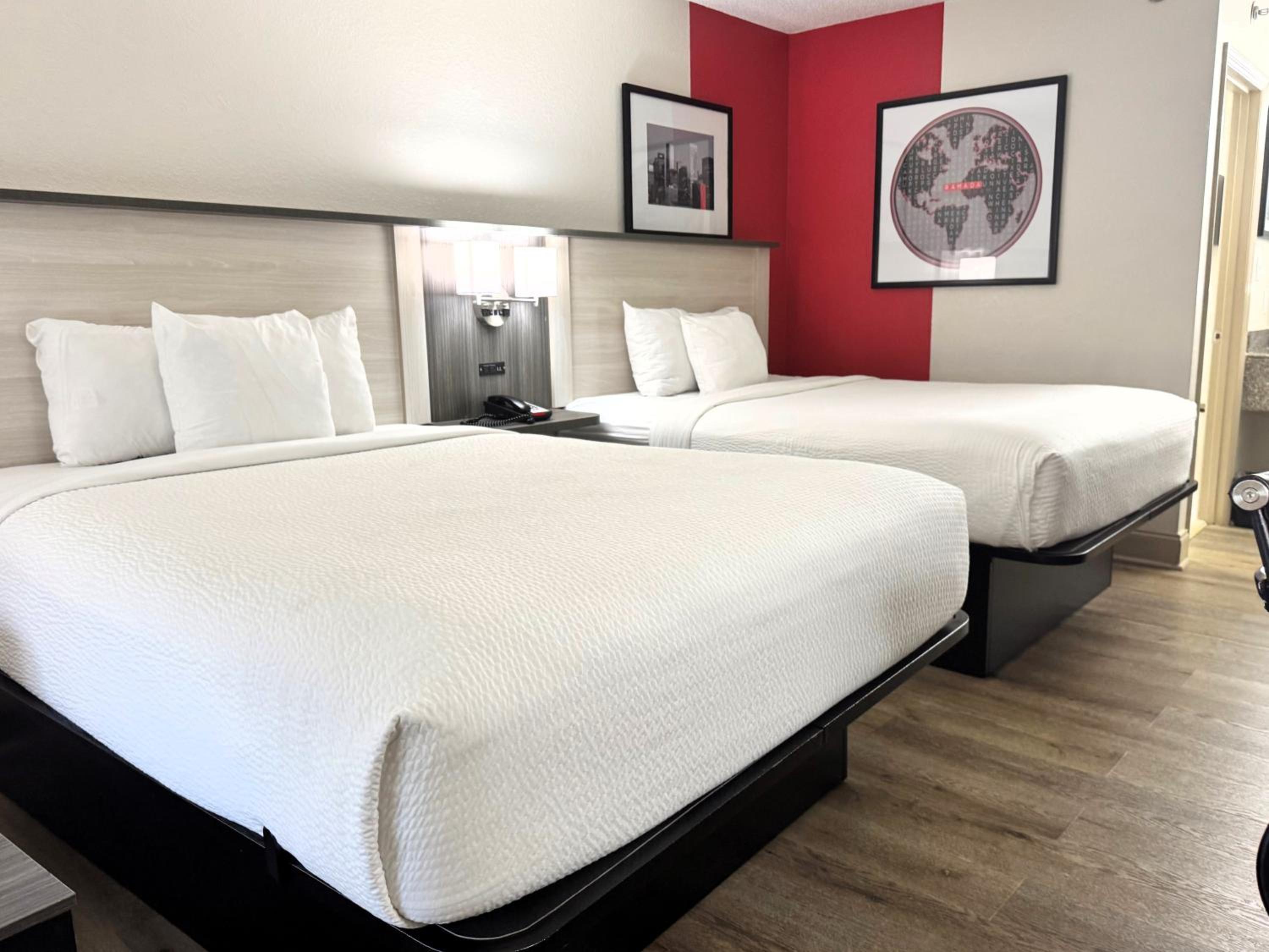 First Floor Queen Room with Two Queen Beds - Non-Smoking - Photo 7