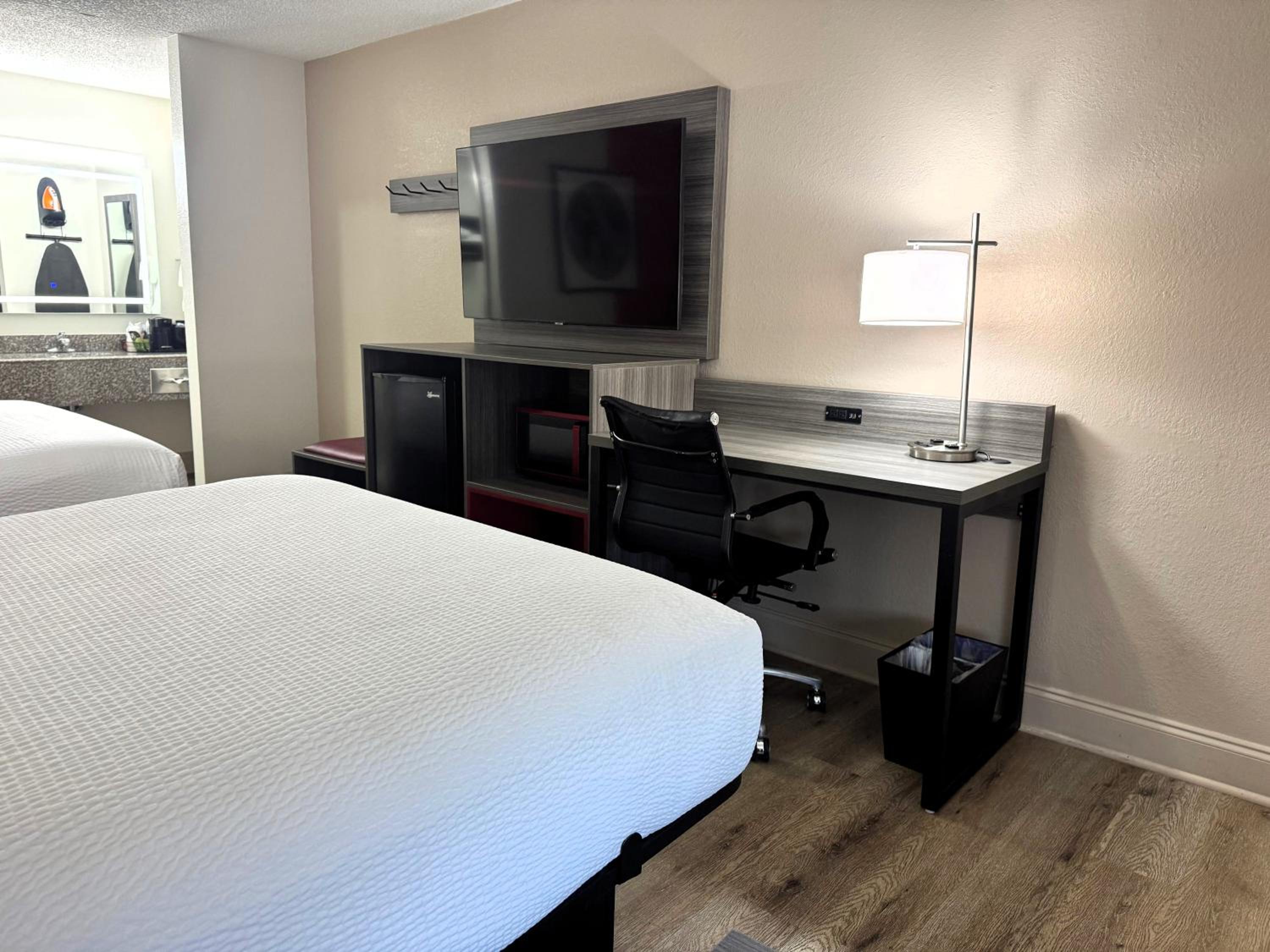 First Floor Queen Room with Two Queen Beds - Non-Smoking - Photo 8
