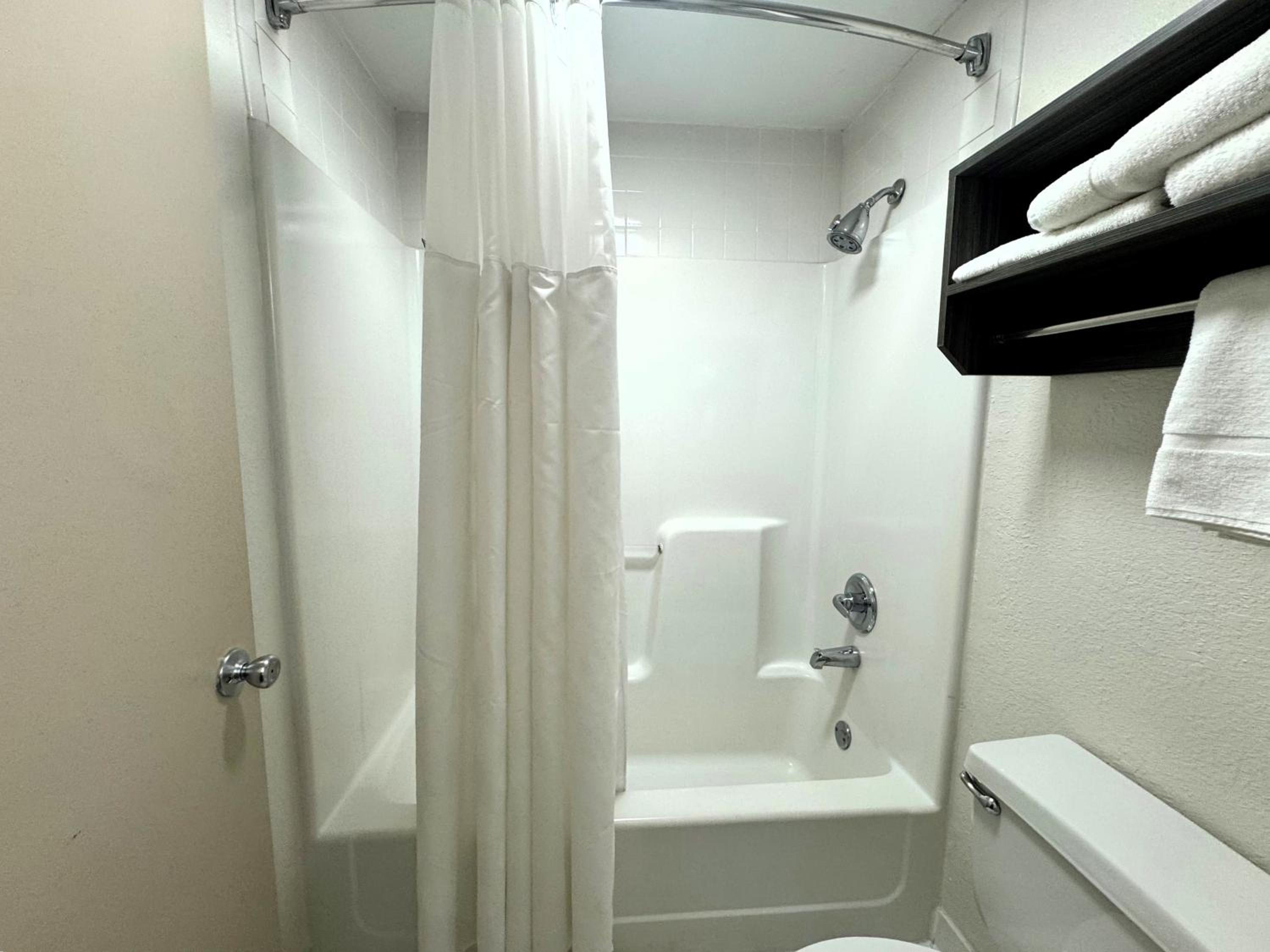 First Floor Queen Room with Two Queen Beds - Non-Smoking - Photo 9