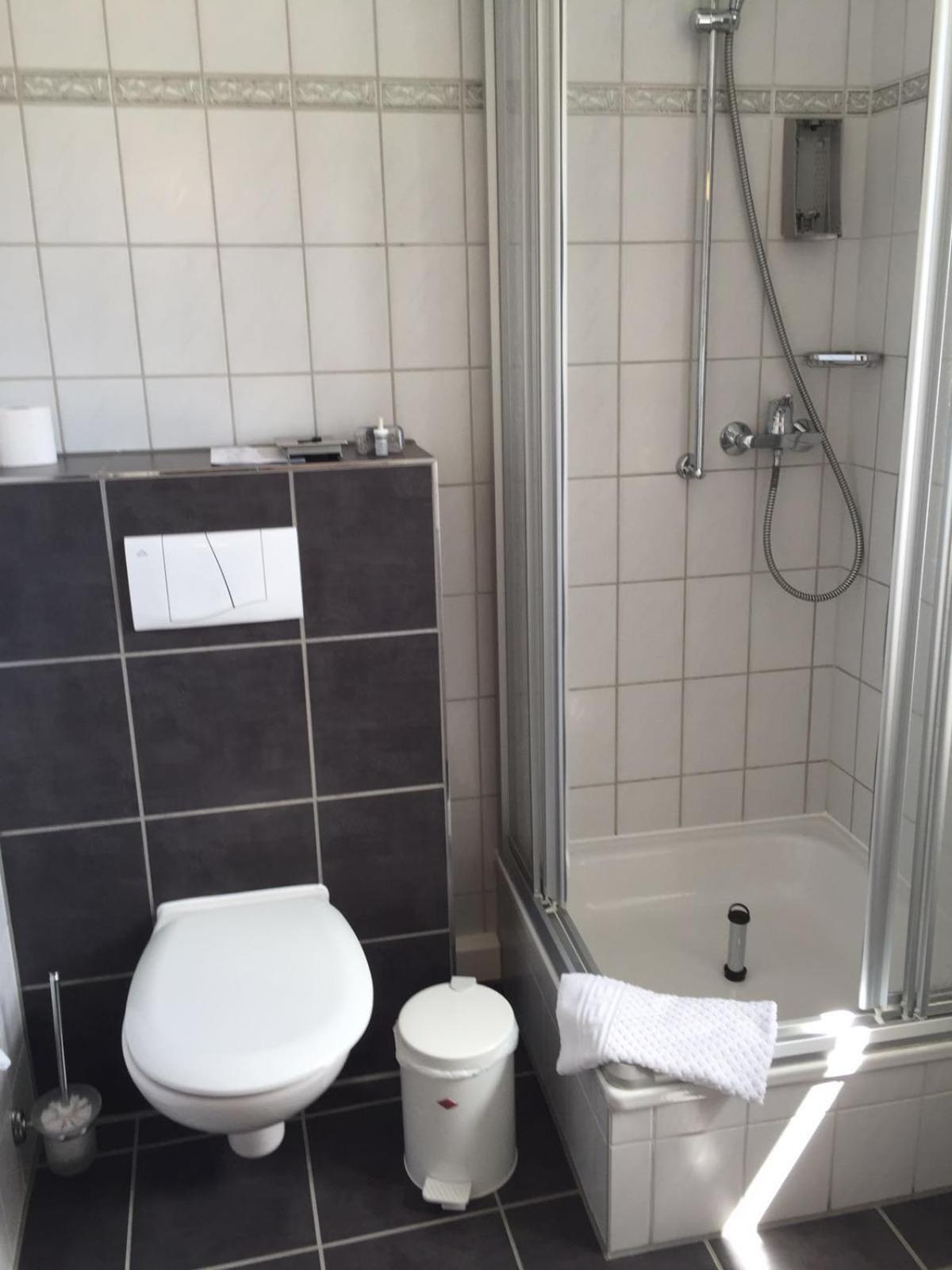 Standard Double Room - Photo 8