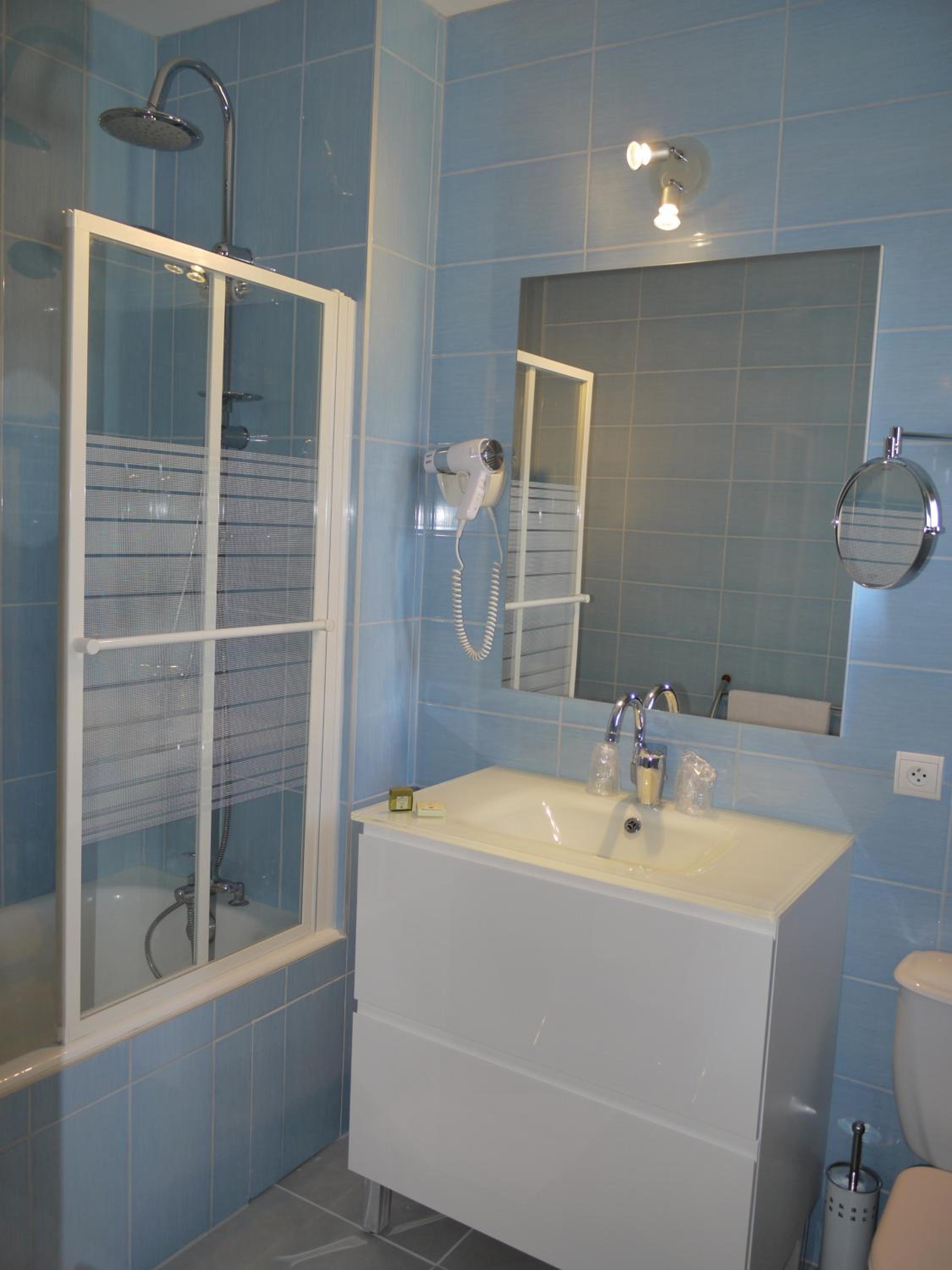 Quadruple Room (2 Adults + 2 Children) photo 3