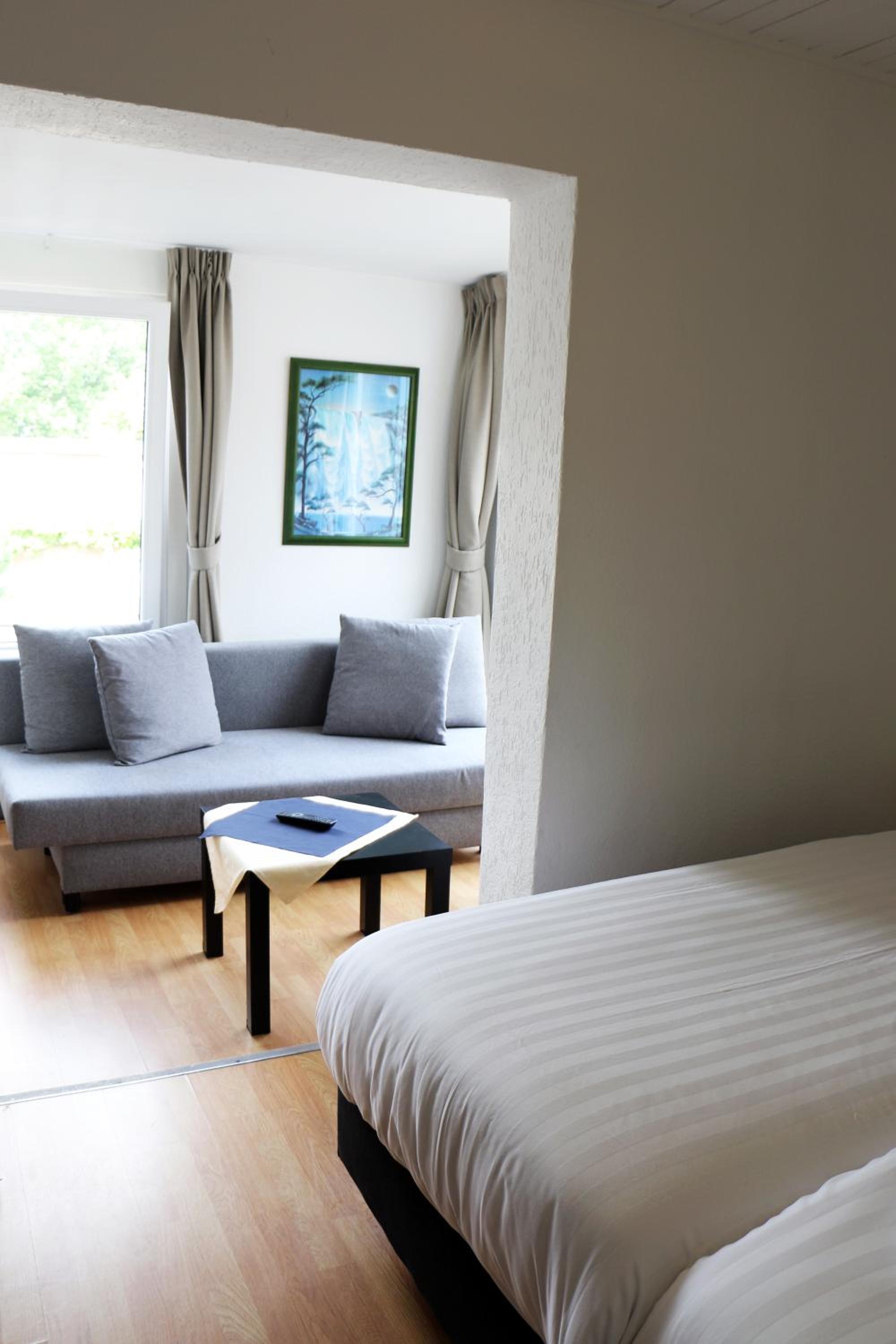 Family Room - Photo 2
