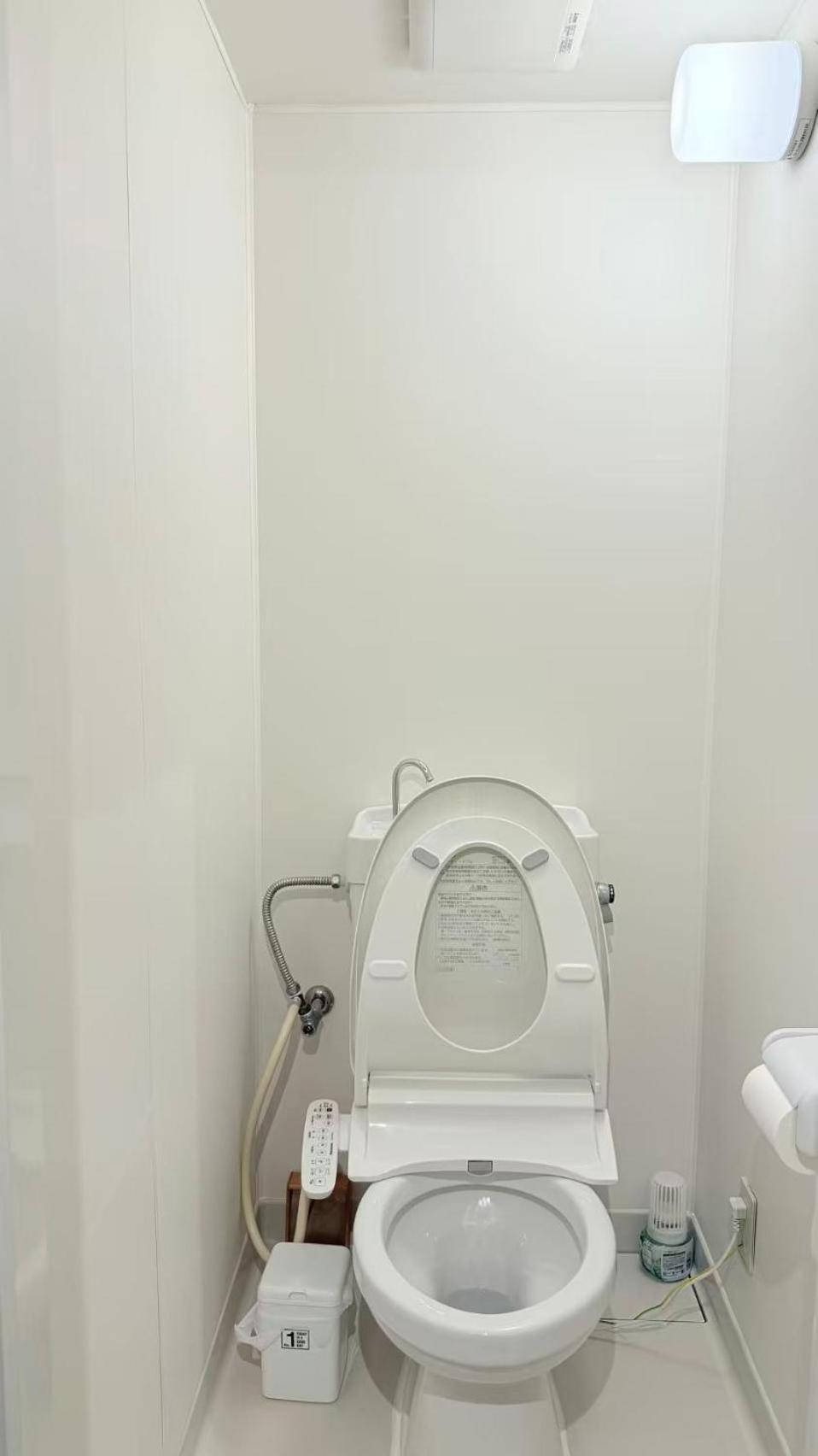 Family Room with Shared Bathroom photo 3